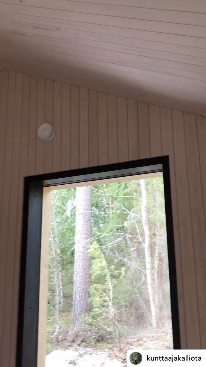 Tässä upeassa @kunttaajakalliota mökissa ilmanvaihto toteutettiin automaattisesti ulkolämpötilan mukaan säätyvillä Velco-korvausilmaventtiileillä.