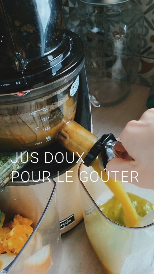 Jus de légumes-fruits parfait pour le goûter et prêt en 2 minutes : orange, pomme, raisins, fenouil.
On me demande souvent des recettes.. je n'en ai pas vraiment : on mélange et ce sera la plupart des fois excellent ! Bon, à part quand on exagère avec le radis noir, le curcuma, et selon les goûts, le gingembre ou le céleri ?
Et vous, vous avez des recettes prédéfinies ?
Belle soirée vitaminée à vous !
#jusdelegumes #extracteur #jusfrais #naturopathie #hydratation #sante #recette #complementnaturel #nutrition #naturopathe @kuvingsfrance