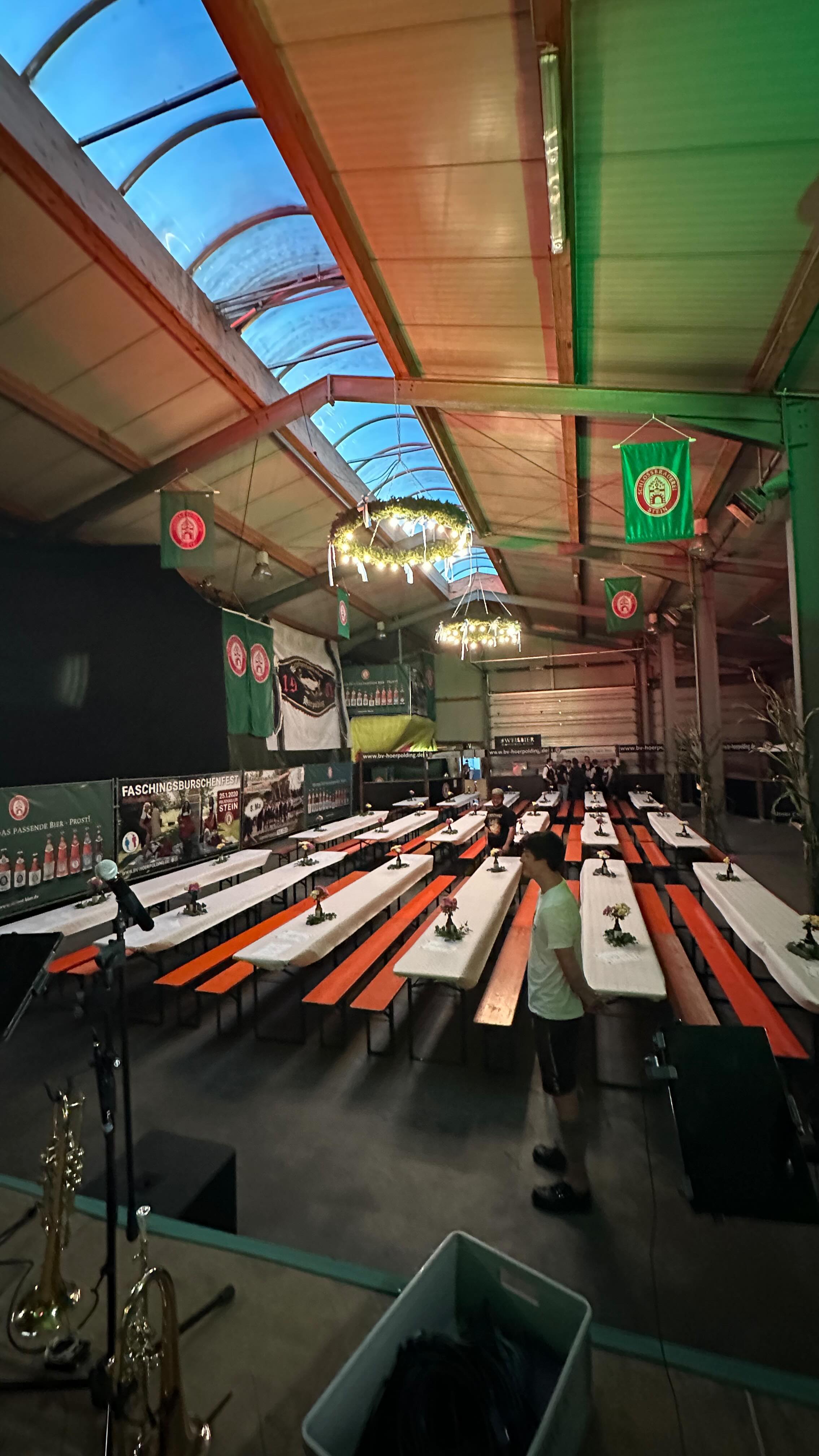 Bei uns gibt’s nur oa Gas und des is Voigas! ??
(….außer manchmoi beim aufbauen ??)
Danke Hiabading!! Geil war‘s ??
.
@steinerbier
#last5 #doriadsiwos #miasankoanebremser #weinfest #wein #hiabading #party #partyhard #vollgas #vorhernachher #burschen #burschenverein
