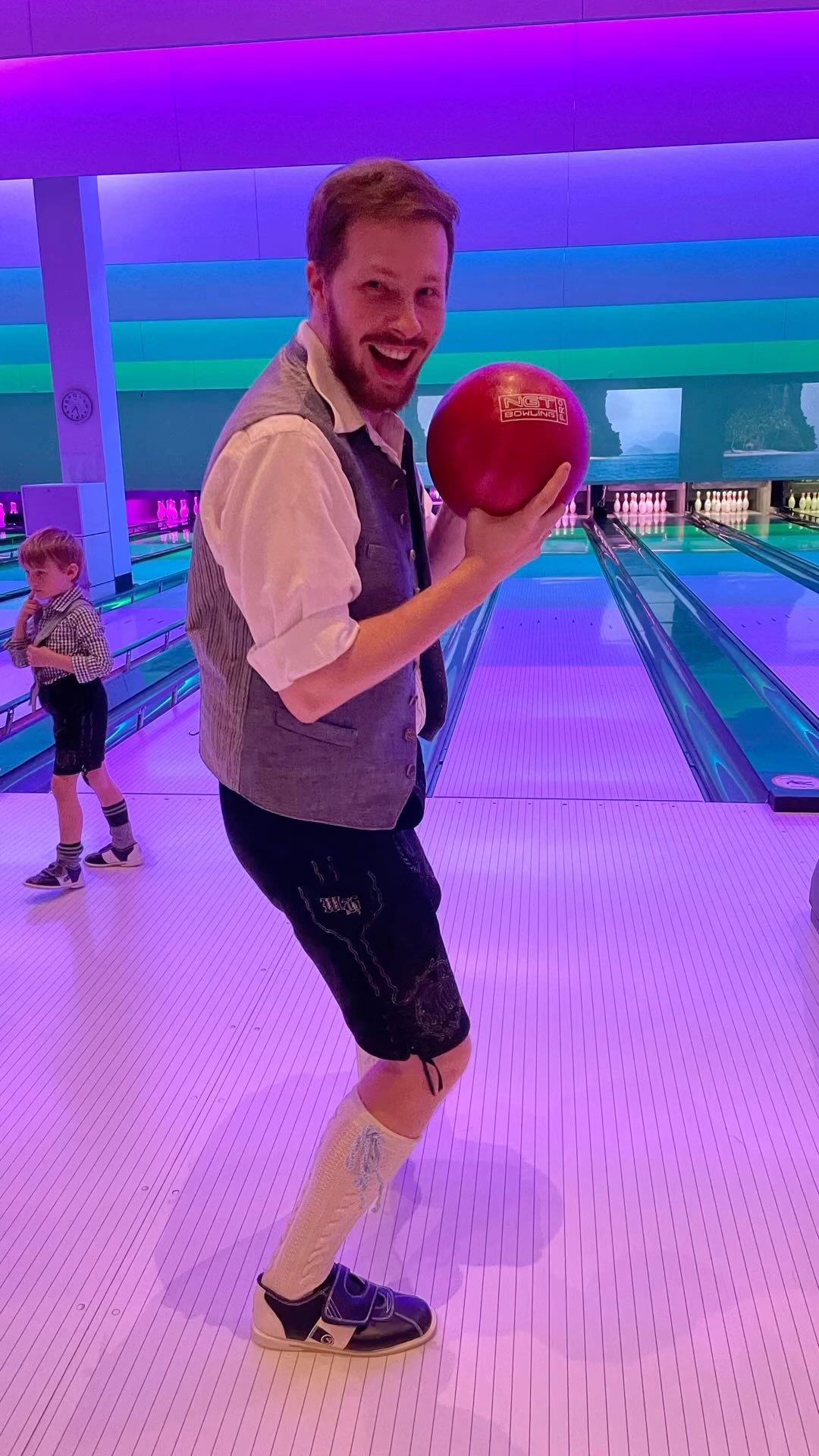 So schaut's aus, wenn die Haferlschuh gehen Bowlingschuhe getauscht werden.
Gestern war der Spielmannszug mit seinen zahlreichen Helfern und Sammlern vom Neujahrsspielen als Dankeschön im Bowlingcenter in Andechs.
Es war eine Mordsgaudi und wir vom Spielmannszug bedanken uns nochmal ganz herzlich bei Allen, die uns beim Neujahrsspielen geholfen haben.
Ihr seid Spitze!
.
.
.
.
.
.
#tracht #spielmannszug #htv #trachtenverein #diessen #diessenamammersee #htvdiessen #bayern #boarisch #vereinsleben #lederhose #dirndl #andechs #bowling #oberbayern