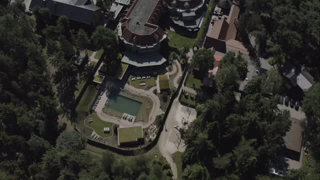 ☀️ Das Wetter wird schön – also ab nach draußen!
Endlich zeigt sich der Mai von seiner besten Seite: die Sonne scheint, die Natur erwacht, und es zieht uns nach draußen! Direkt vom Hotel aus starten herrliche Wege zum Joggen, Spazieren oder einfach zum Durchatmen im Grünen. Auch die Talsperre ist gleich ums Eck – perfekt für eine kleine Auszeit am Wasser.
? Für Entdecker: Unsere Leihfahrräder stehen bereit – einfach ausleihen und die Umgebung erkunden.
?♀️ Für Saunaqueens & Massage-Gurus: Der Outdoor-Wellnessbereich bietet genau die richtige Portion Erholung unter freiem Himmel.
15 % Rabatt auf Aufenthalte im Mai & Juni
Wer in den nächsten Wochen eine kleine Auszeit plant, kann sich doppelt freuen: Auf alle Aufenthalte im Mai und Juni gibt’s aktuell 15 % Jubiläumsrabatt.
Also einfach den Fronleichnam-Feiertag clever nutzen oder spontan ein paar Tage im Grünen verbringen – das Angebot ist direkt über den Link in unserer Bio buchbar.
?♀️ Und noch mehr Entspannung obendrauf
Bei neuen Buchungen gibt’s den Eintritt ins HeidegrundSPA am An- oder Abreisetag (regulär 25,00 €) kostenlos dazu. Der Wellness- & Saunabereich kann somit schon ab 7 Uhr morgens oder bis 21 Uhr abends genutzt werden – Wellness extreme für alle, die länger entspannen möchten.
? Gültig für neu gebuchte Aufenthalte an den Tagen Sonntag bis Donnerstag
Buchungszeitraum: 01. bis 31. Mai 2025
Reisezeitraum: 01. Juni bis 30. September 2025
? Und im Juni... wartet mehr
Nächsten Monat dreht sich alles ums Fahrrad – ein neues Special für alle, die Natur und Bewegung lieben. Mehr Infos folgen bald!
#HeidegrundErleben #heidegrund #hotelheidegrund #ThülsfelderTalsperre #Naturgenuss #Wellnesszeit #SpaTime #Qualitytime