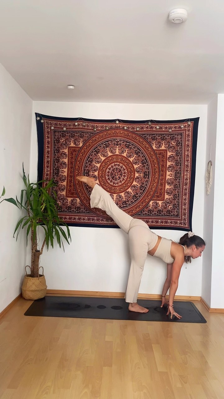 „don’t move the way fear makes you move, move the way love makes you move.“ - rumi
How do you move from fear?
How do you move from love?
How do you move from trust?
?️✨
.
.
.
#embodiedyoga #wordstoliveby #yogaflow #vinyasaflow #yogareel #yogapractice #yogainspiration #gratitudeinmotion #yogalove #moving #yogajourney #bakasana