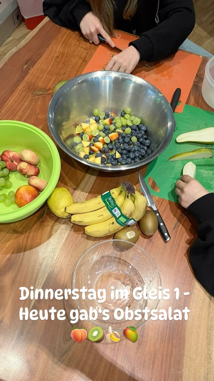 Obstsalat ???? #dinnerstag #healthyfood #jugendtreff #zusammensnacken #gleis1 #unterschleissheim