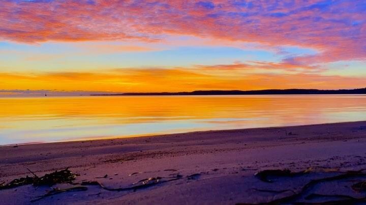 Manche Bilder brauchen keinen weiteren Kommentar…
…sie laden einfach nur zum genießen und innehalten ein.
Genießt den Sonntag Abend.
#dawn #sunrise #sonnenaufgang #ammeer #strand #beach #wintersun #relax #entspannung #puravida #schöneswochenende #sonntag