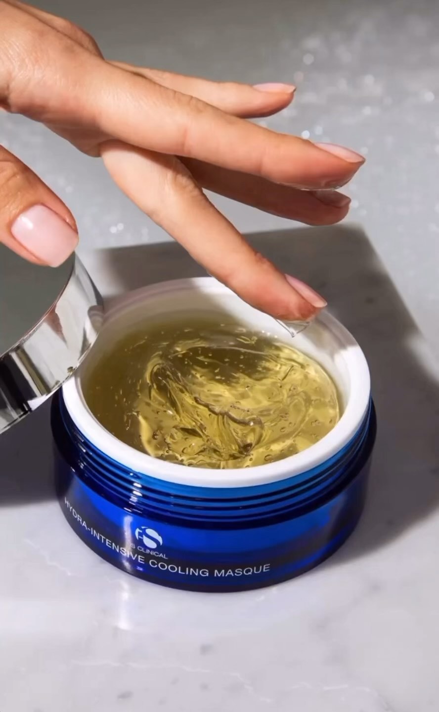 Die iS Clinical HYDRA-INTENSIVE COOLING MASQUE ist ein erfrischendes und belebendes Treatment, das die Haut kühlt und intensiv mit Feuchtigkeit versorgt. Die professionelle Rezeptur enthält pflanzliche Antioxidantien wie Centella Asiatica, Grüntee Extrakt, Aloe Vera und Rosmarin Extrakt. Außerdem enthält die iS Clinical Hydra-Intensive Cooling Masque pflanzlich gewonnene Hyaluronsäure – die beste Hydrierung für die Haut. Nach der Anwendung ist die Haut frisch, hydriert und beruhigt.
Eigenschaften
Bietet intensive Hydrierung. Kühlt und beruhigt trockene, gereizte und geschädigte Haut. Hilft leichte Akne zu reduzieren. Optimal für die Linderung von Sonnenbrand/Erythema. Für Männer angenehm nach der Rasur. Revitalisiert alternde und belastete Haut. Parabenfrei.