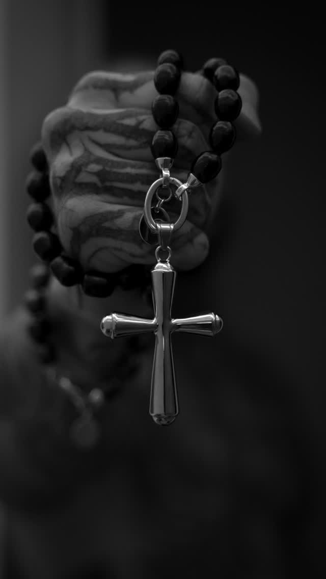 Männer tragen nicht nur Verantwortung - sie tragen auch Stil by Celia von Barchewitz #perlenschmuck #männertag #männerschmuck #perlenliebe #lifestyle #extravagant #männermode