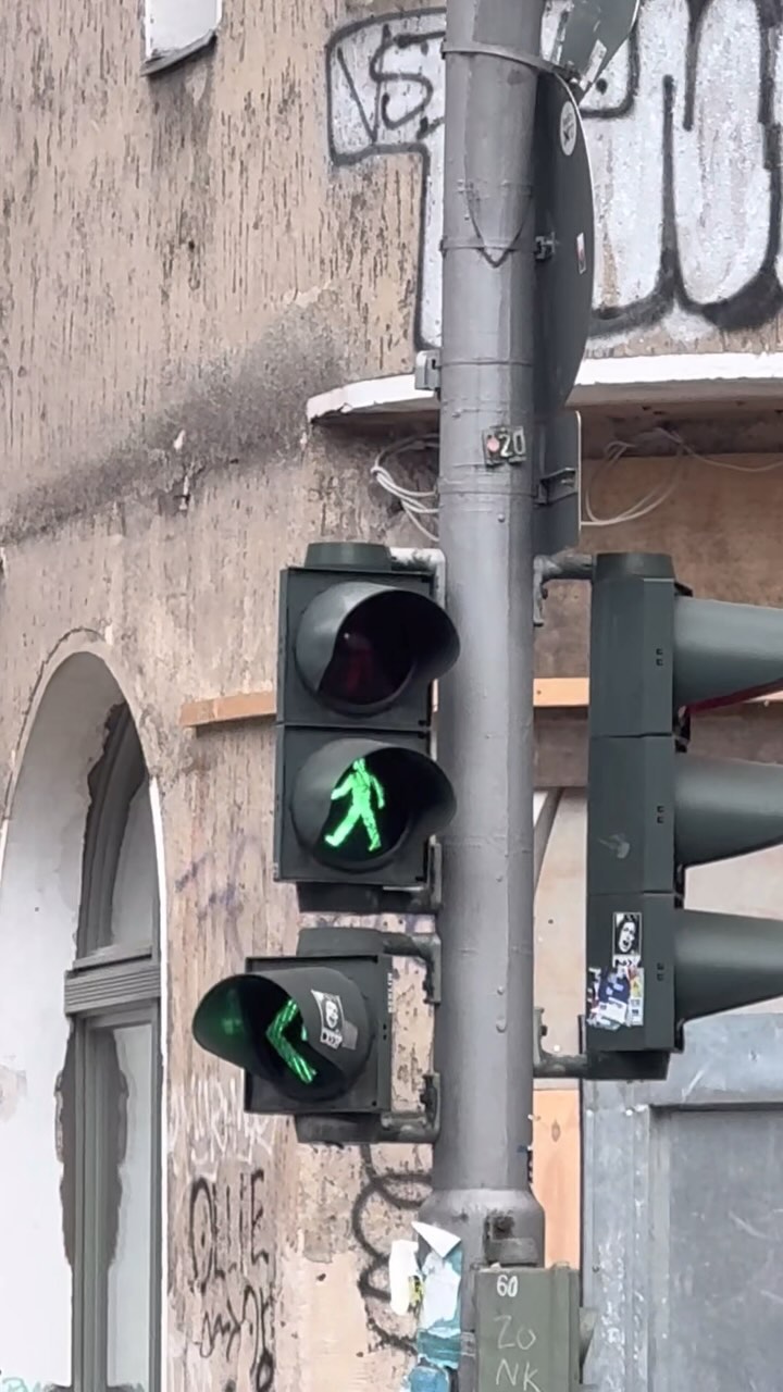 Green light for your next bouldering session @bouldergarten