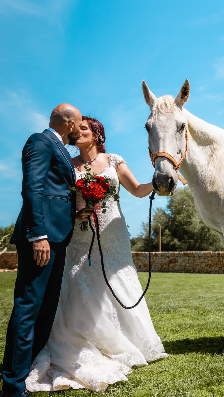 Descube la boda de Carmen & Adrián desde el punto de vista de la fotógrafa (Holi! ??♀️?)
Dicen que todas las bodas son iguales, ¡pero no hay ni una igual! Disfruta de mi pasión conmigo y de paso, toma nota de lo que puede irte bien para la tuya ?
Organización y catering: @bernardovichbodasyeventos
Localización: #VillaValens
Fotografía: @priscalagunaphotographer
Vídeo: @fotomolins
DJ: @faustodjycantante
Tarta y mesa dulce: @sweetlucyweddings
Flor y deco: @floraevent.es
Menaje: @exclusive4events
Fotomatón: @joycapturemallorca
? www.priscalagunaphotographer.com
#WeddingPhotographerMallorca #WeddingDay #MallorcaPhotographer #PriscaLagunaPhotographer #MajorcaPhotographer #FotografoBodaMallorca #CaballosBoda