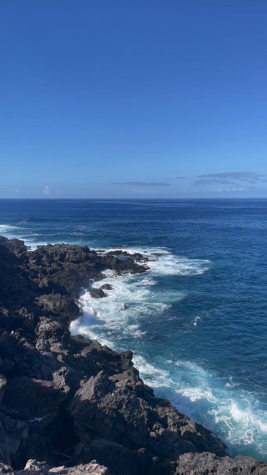 La nature m'inspire, l'eau particulièrement ? ! Elle est source et ressource. Elle me nourrit tant dans mes pensées que dans mes émotions. Je suis comme happée par cette force et mon regard n'arrive plus à s'y détacher ? Sa voix m'appelle et je reste figée devant ses mots qui divaguent ?
#inspiration #ocean #LaRéunion #vie #nature #mer ##pensées ##émotions #amourdesoi #livres #lautremondeinvisible #foryoupageシ #fypシ #fyp #ecriture #autrice