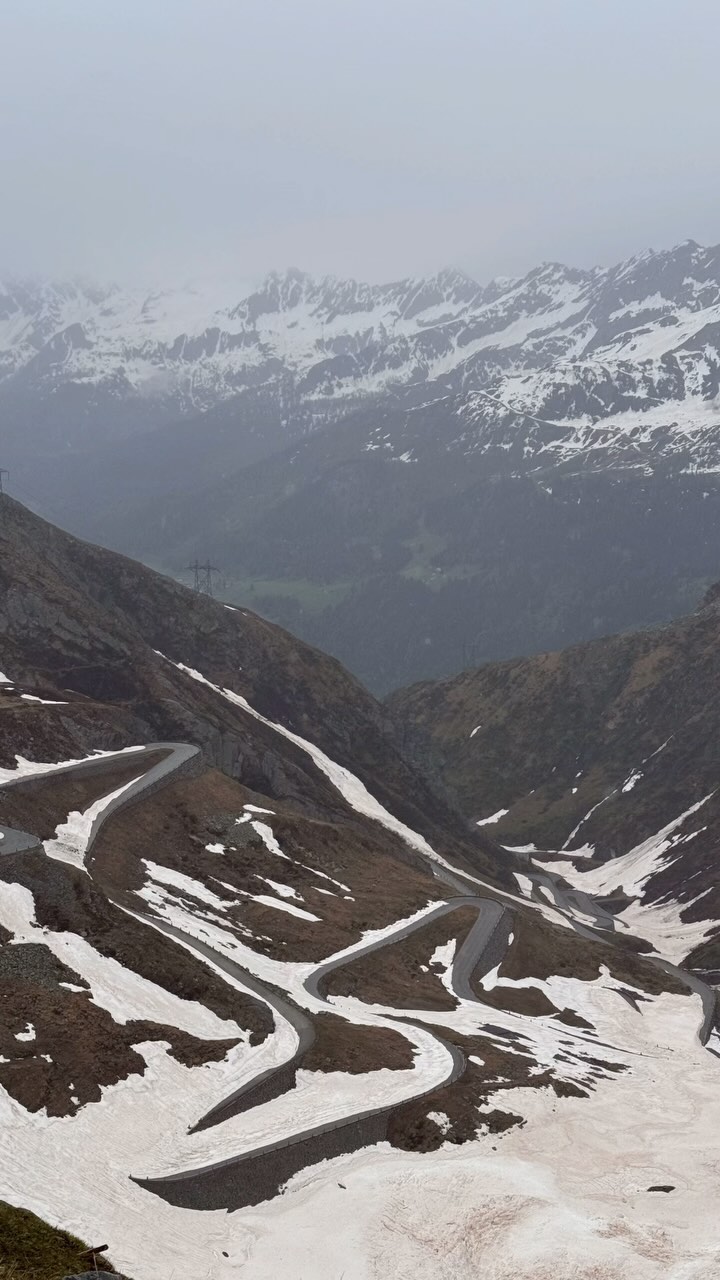 Das wars dann wohl…
…das European Mountain Summit 2024.
Fünf Länder in fünf Tagen und vier Jahreszeiten. Geile Pässe, großartige Menschen, viel Spass und insgesamt fast 95.000 € an Spenden für tolle Projekte.
Für uns ist nach der Rallye natürlich vor der Rallye und wir freuen uns auf den nächsten coolen Ritt.
Wieder Berge oder mal Wüste? Wir werden sehen.
Vielen Dank an unsere Sponsoren @fsconag und @fullhouseit, und natürlich das Druckhaus Leupelt für eure gigantische Unterstützung.
#rallye #europeanmountainsummit #superlativeadventureclub #offroad #bergrennen #wüste #overlandingnomads #thebestadventure #motorsport #abenteuer #abenteuerleben #abenteuerallrad #abenteuerlust #adventure #outdoor