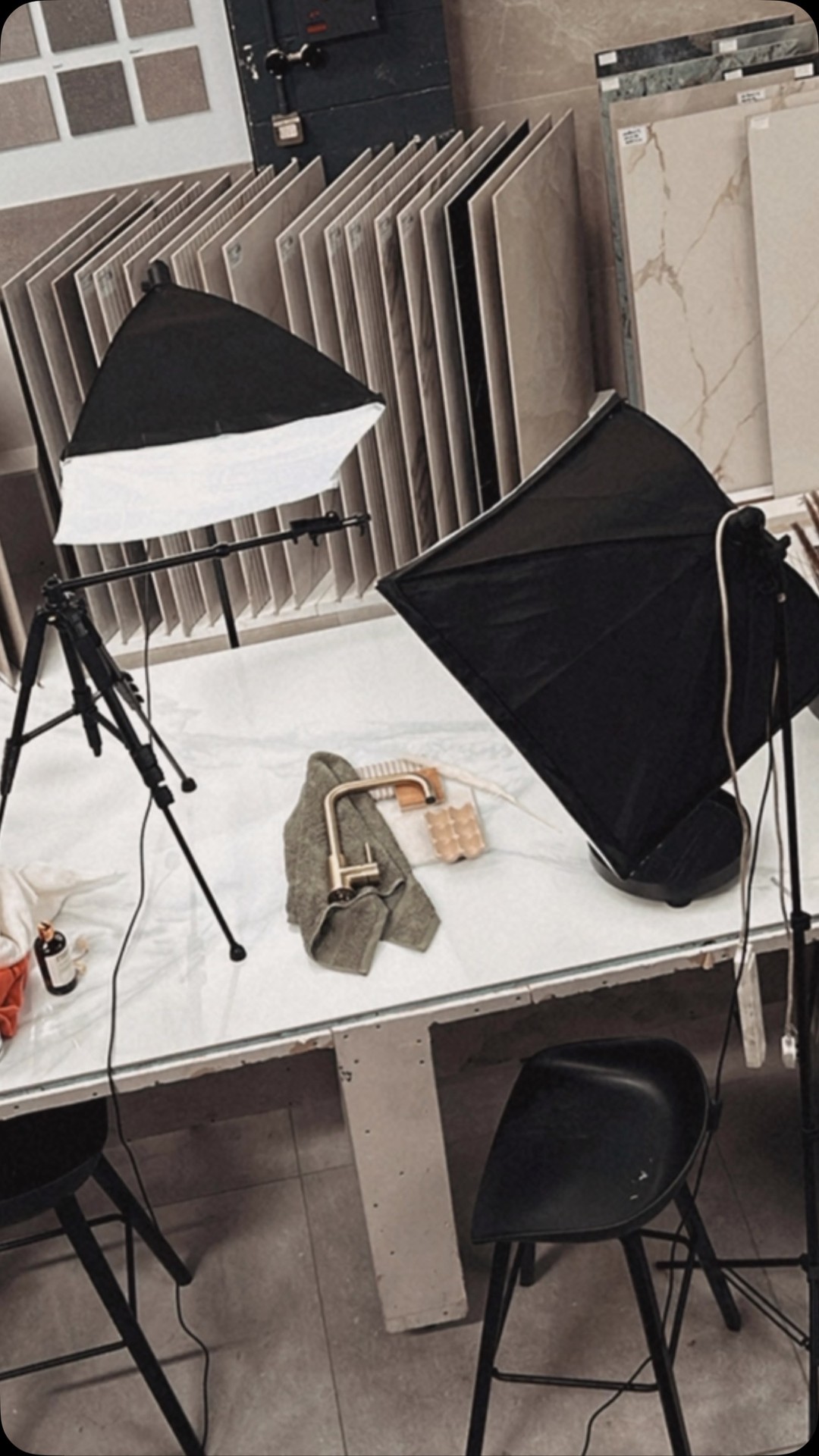 A little behind the scenes from our showroom piecing together flat lay setups. Playing with textures, tones, and tiles.
#Architile #TileDesign #FlatLayStyling #BehindTheScenes #InteriorInspo #TileMoodboard #MaterialMatters #DesignProcess #StudioVibes #SurfacesAndTextures #moodboards #architile