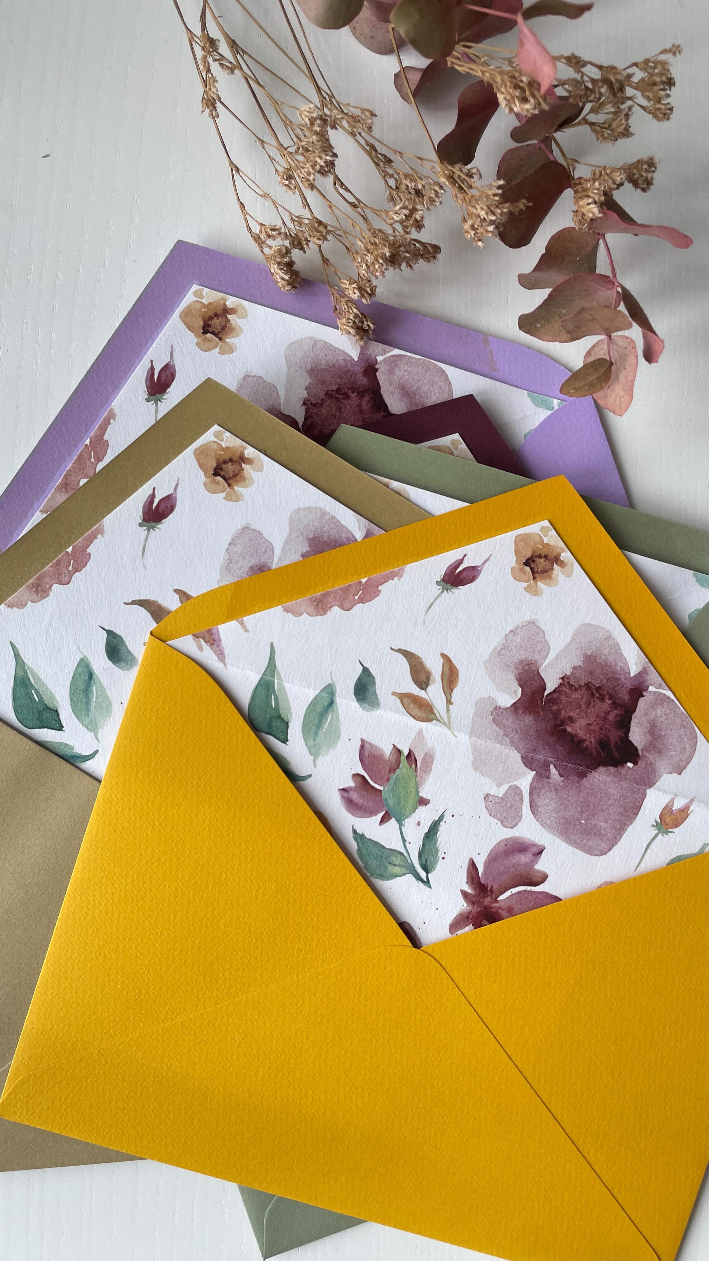 Primavera ? Así es como llamamos a este precioso diseño de forro que combina a la perfección con un montón de colores de sobre ? 
#sobres #sobresdecolores #sobresforrados #bodas #novios #papeleria