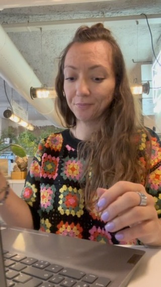 L’acide hyaluronique est un humectant et hydratant super efficace. Je l’aime beaucoup et vous aussi j’en suis sûre.
Il aide beaucoup de peaux déshydratées et prévient du vieillissement cutané.
En effet, il peut retenir jusqu’à 1 000 fois son poids en eau, ce qui en fait un allié efficace !!
Mais sans que tu t’en doutes il peut peut-être favoriser ton acné.
Pourquoi ?
Parce-que ça dépend de son poids moléculaire !
Attention, il existe aucune preuve, clinique et scientifique que l’AH en application provoque des poussées d’acné, en revanche j’ai eu des tas de retours de femmes souffrant d’acné montrant le contraire.
Comment fonctionne l’acide hyaluronique :
Plus le poids moléculaire de l’AH est faible, plus il pénètre dans toutes les couches de la peau et plus son activité augmente et sa biodisponibilité avec.
L’AH de haut poids moléculaire (supérieur à 1 mégadalton) ne passe pas la barrière cutanée et agit sur la surface la plus extérieure de la peau. Il lisse et participe à combler les rides. C’est idéal pour les peaux déshydratées.
L’AH de poids moléculaire moyen agit dans l’épiderme et plus uniquement sur la surface de la peau. Il va pouvoir commencer a donner du volume à la peau.
L’acide hyaluronique de petits poids moléculaire (10 à 3000 kilodalton ), 40x plus petit que l’AH de haut poids moléculaire, quant à lui pénètre plus en profondeur dans le derme. Il offre à la peau un effet de comblement et stimule les facteurs de croissance afin d’épaissir la peau et booster la prolifération cellulaire. Cool en soit mais quand il y a acné c’est qu’il y a déjà prolifération de cellules !
L’AH peut donc venir mettre un petit bordel sur les lésions acnéiques présentes et favoriser à nouveau une inflammation du fait de cette surprolifération cellulaire.
Et même si votre peau semble claire, il peut se trouver de « micro-comédons» sous la surface et encore une fois en augmentant le renouvellement des cellules de votre peau, vous pouvez accélérer le développement de nouveaux comédons et boutons.
Dis moi en commentaire si tu as déjà remarqué un lien AH/acné ?
#acidehyaluronique #peausaine #acné #boutons #boutondacne #cosmétique #cosmétiquenaturelle #naturopathie