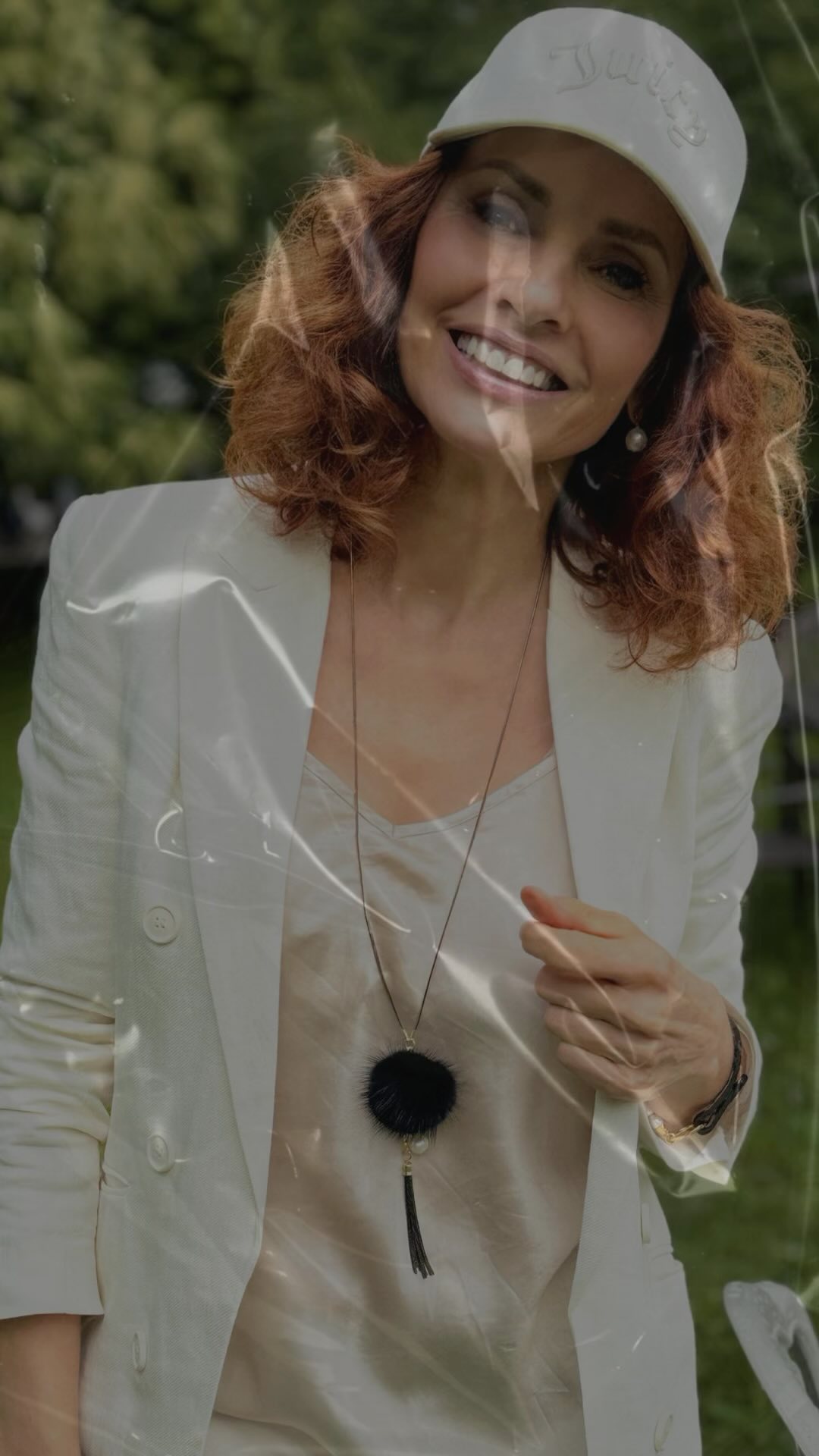 Unsere neue Puschelkette mit edler Perle - dein neues must have Schmuckstück.? #puschel #perlenkette #fell #mink #handschmeichler #itpiece #lifestyle #fashionstyle