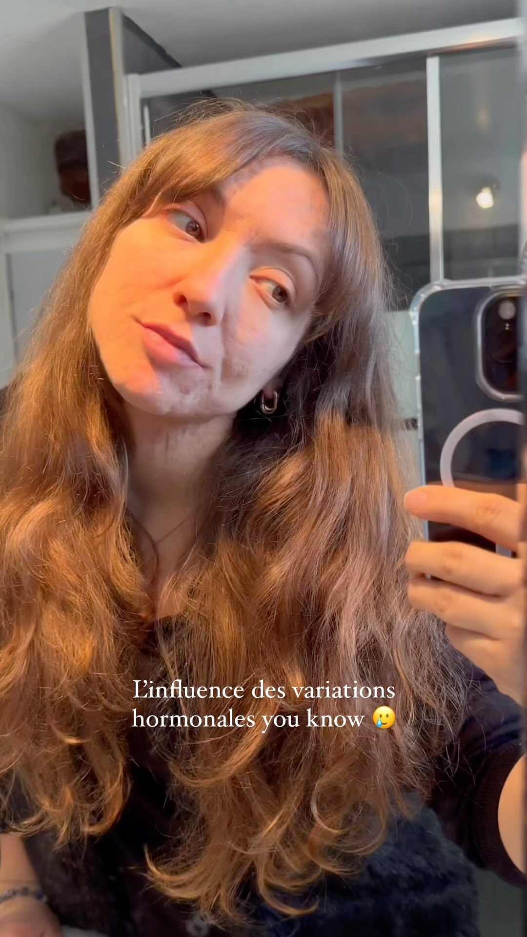 On connaît toutes ou presque le petit bouton qui nous pousse au menton avant les règles ?
Il est chiant celui là mais il vient témoigner de quelque chose d’hyper important ! Un déséquilibre hormonal !
Quel est le mécanisme derrière ça ?
Le cycle menstruel est régulé par les hormones luténisante et folliculo-stimulante dans le but de favoriser l’ovulation et stimuler les ovaires en vu d’une éventuelle fécondation. Si pas de grossesse déclarée, alors quelques jours avant les règles, le taux d’œstrogène diminue significativement.
Or les œstrogènes ont un rôle bénéfique sur la peau car elles agissent directement en réduisant la production de sébum par le follicule sébacé et indirectement en augmentant la production des protéines qui captent les androgènes, baissant ainsi le taux de testostérone.
La testostérone et la progestérone augmentée vont stimuler les glandes sébacées et leur sécrétion.
La peau est donc plus grasse et brillante que d’habitude, les pores se bouchent plus facilement, ce qui crée un environnement propice au développement de la bactérie de l’acné, la Cutibacterium acnes.
Mais alors pourquoi cette zone du menton, des mâchoires particulièrement ?
Parce que ce sont des zones liées aux organes reproducteurs, aux hormones mâles (zone riche en poils de barbe chez les hommes par exemple) et le trop plein d’hormones va spécifiquement stimuler ces zones du visage.
⬇️ Dis moi si tu as tout compris et si tu te sens concernée ?
? Si tu souhaites tester les patchs stop boutons de @skin.andout, tu peux bénéficier de -10% avec mon code MANDY10 sur ta première commande.
#bouton #boutonsdacné #acné #hormones #naturopathie #santefeminine #peaugrasse #peauacneique #cosmetiques #antiboutons