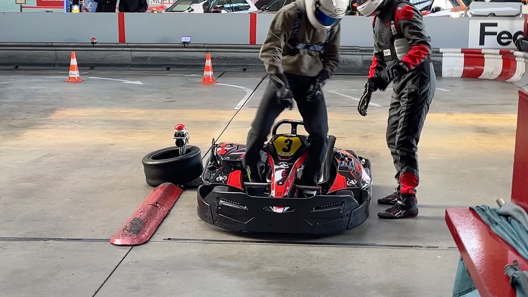Timing entscheidet – der perfekte Fahrerwechsel!
Emil rollt in die Box, Michael wartet fokussiert – jeder Handgriff sitzt! Die erfahrenen Fahrer wissen: Ein sauberer Wechsel kann auch bei festen Standzeiten das Rennen entscheiden. Teamwork, Präzision und Timing machen den Unterschied – genau das lieben wir am Kartfahren!
© Video: Erik Forker / KRS Competition
#nachwuchsförderung #partner #gottfriedschultzdormagen #mantergmbh #arndt_autovermietung #teamspirit #teamwork #team #endurancerace #motorsport #Kart #imocareimmobilienservicegmbh #sinnilandevents #wohndesignpulheim #kartracing #motodromhagen #cool_runners_kartbahn #DaytonaKartbahn #Race4Hospiz #sparkassekoelnbonn #kartcentercologne #charity #Kinderhospiz #karosserieschrickel #_krsmotorsport #PushToTheLimit #Fahrerwechsel
Der Newsletter von KRS Competition. Kurz und knapp, unregelmäßige Abstände, keine E-Mail-Flut! Anmeldung unter: www.krs-competition.de/newsletter ?? Link in Bio