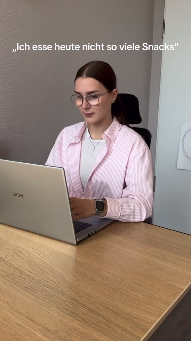Ich esse heute nicht so viele Snacks...
Aber wer verzichtet schon gerne darauf? ??(Bitte als
Spaß verstehen!) #rehakrahl #trend #spassmusssein #team #humor #snacks