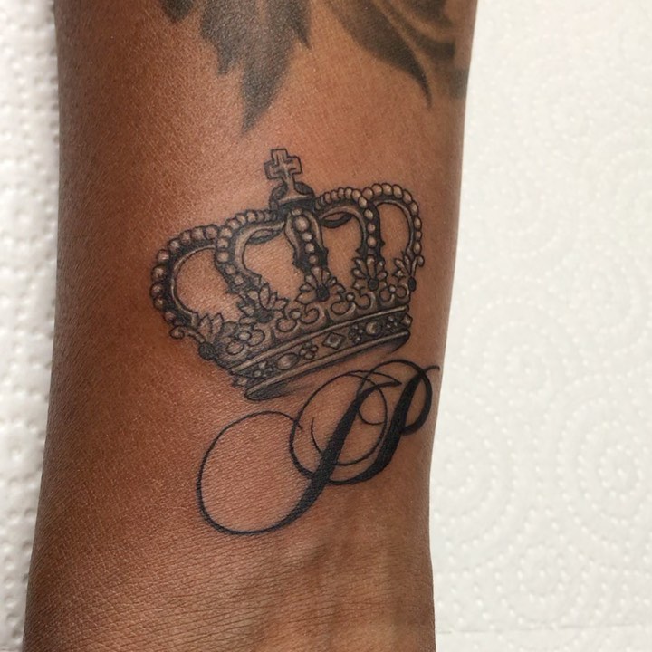 By âIsabel Sarcone â WWW.TATTOOINDUSTRY.CH #tattooletters #tattoos #freundschaft #liebe #freundschaftstattoo #liebestattoo #krone #kronentattoo #minitattoo #minimalism
#tattoo #inked #ink #newcomer #tattooinspiration #tattoomodel #tattostudio #Basel #suisse #liestal #realistictattoo #blackandgreytattoo #sleevetattoo @tattoo__industry Artistin Isabel Sarcone