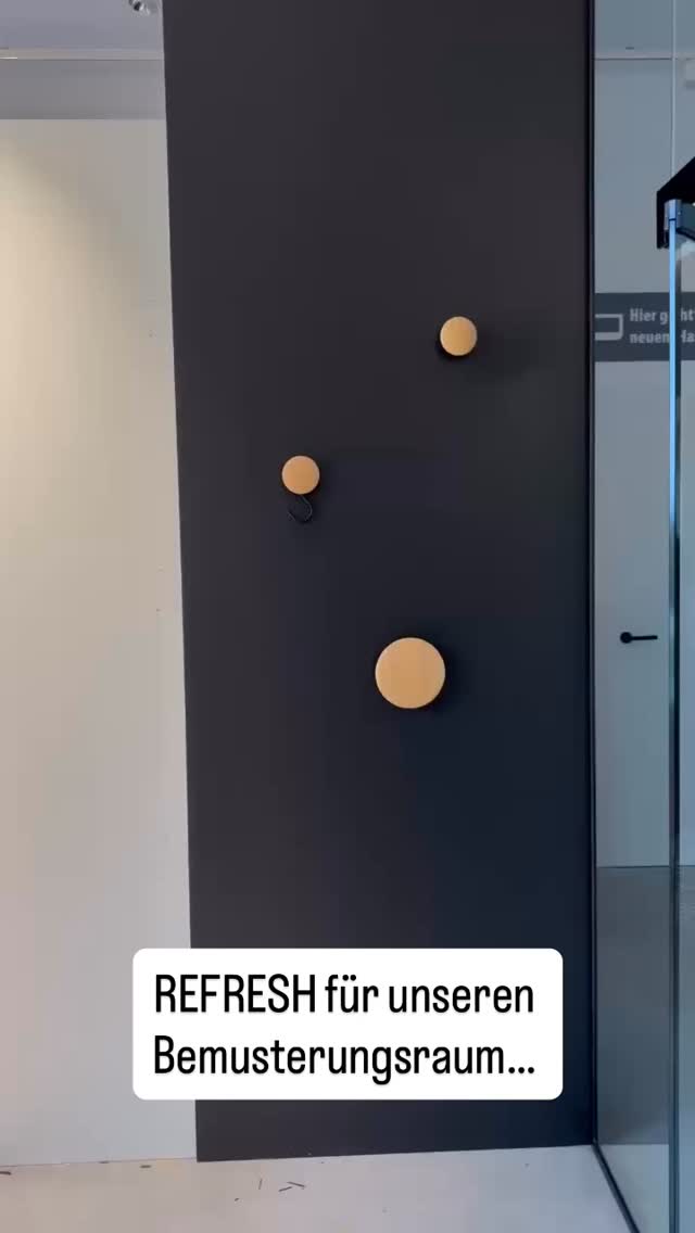 Platz für frische Ideen ?
Unser Azubi Matthias war diese Woche fleißig am Werk ?
Die Schränke aus unserem Bemusterungsraum haben ausgedient und werden nun Stück für Stück zerlegt – gar nicht so einfach, wenn man sieht, wie stabil unsere Möbel gebaut sind. ?
Wir planen gerade einiges Neues für unseren Showroom, damit ihr euch künftig noch besser vorstellen könnt, wie euer neues Möbelstück aussehen wird – anhand von Collagen, Mustern und ganz viel Inspiration. ✨
#Schreinerei #Möbelbau #AzubiPower #HandwerkMitLiebe #Massivholzmöbel #Innenausbau #Bemusterungsraum #Möbeldesign #IngolstadtHandwerk #HolzLiebe #TeamworkImHandwerk #BayernHandwerk #SchreinereHäckl