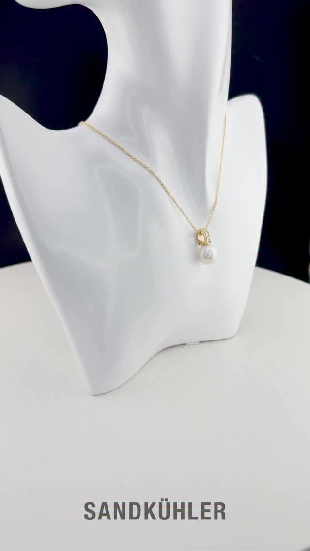 โจ Wochen-Highlight bei Juwelier Sandkรผhler โจ
Egal zu welchem Anlass โ jetzt kommt unser Schmuck-Set, das euch strahlen lรคsst! ?
Neu eingetroffen: Edle Stรผcke in 750er Gelbgold, kombiniert mit weiรem Lรผster-Perlen und funkelnden Brillanten.
Ob die stilvollen Perl-Clips-Ohrringe oder die passenden Kette im gleichen Design โ wir haben liebevoll zusammengestellte Sets, mit denen ihr sowohl den Alltags-Look als auch den besonderen Moment perfekt abrundet.
? Und psst: Die Feiertage sind nรคher, als du denkst!
Sei frรผh dran und hol dir dein Traum-Geschenk โ oder verschenke Glanz und Freude. ? Online bestellen, ganz bequem liefern lassen oder direkt in einer unserer Filialen entdecken.
Stressfrei schenken und von Qualitรคt profitieren โ das ist unser Versprechen.
? Wieso dieses Set?
โข 750er Gelbgold โ klassisch, hochwertig
โข Weiรe Zuchtperlen (8,5 mm) mit sehr gutem Lรผster โ edel & zeitlos
โข 36 Brillanten gesamt 0,25 ct, Qualitรคt sehr kleine Einschlรผsse (vs) โ luxuriรถser Glanz
โข Lรคnge der Clips ca. 1,8 cm โ perfekt zur Kette bzw. als Komplett-Set
โข Neuware bei Juwelier Sandkรผhler โ sofort verfรผgbar, Versandkostenfrei & Geschenksverpackung inklusive
? Unser Tipp: Entscheide dich JETZT โ sichere dir dein Set und gรถnn dir oder jemandem Besonderem das Funkeln, das bleibt.
? Jetzt entdecken: Link in Post oder direkt bei uns im Shop. Lass dich beraten โ wir freuen uns auf dich!
#Perlschmuck #Goldschmuck #Brillant #JuwelierSandkรผhler #LuxuryJewelry #GiftIdea #Geschenkidee #Feiertage #Schmuckliebe #JewelryLovers #PearlEarrings #GoldAndDiamonds #ShineAndShare #JewelrySet #FineJewelry #StatementJewelry #ElegantStyle #NordicChic