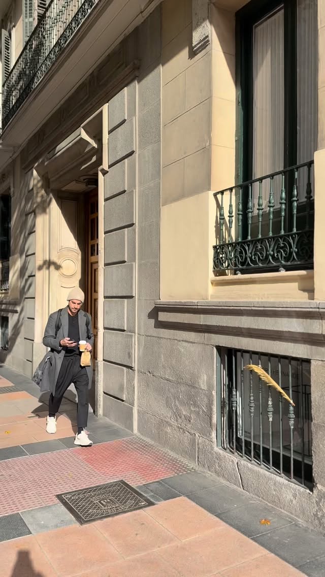 Reel de viernes, street style, en esta ocasión os presentamos este outfit en el que hemos diseñado una nueva versión de nuestro pantalón #monsieur con cinturilla elástica y cordón en un tejido de algodón y lana de la colección #hamptons de @dormeuil1842
.
Abrigo a medida 100% lana virgen de #lanificiodipray
.
Este outfit presenta una colección de prendas a medida que mezcla la elegancia con fibras de lana y algodón ecofriendly: concebido para crear un estilo de vida icónico y con una nueva visión de futuro en el mundo de la Sastrería.
.
The Sartorial Gallery nos ofrece con esta propuesta una visión totalmente contemporánea, dinamica, fresca y confortable siendo una opción para tu día a día preservando todo el saber hacer de la sastrería tradicional.