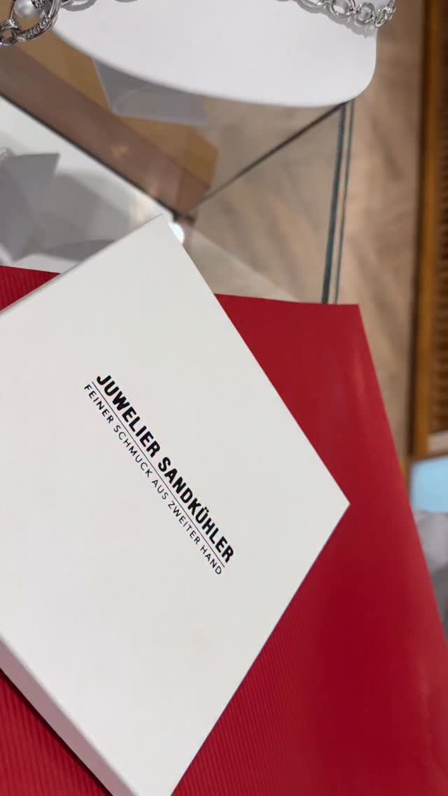 So viel Liebe steckt bei uns schon im Einpacken.
Denn bei Juwelier Sandkรผhler zรคhlt echte Handwerkskunst โ
beim Schmuck genauso wie beim Verpacken. ?
Mit Sorgfalt. Mit Gefรผhl. Mit Erfahrung.
Fehlt euch in der Weihnachtszeit die Zeit zum Einpacken?
Kommt einfach vorbei โ wir verpacken euer Schmuckstรผck liebevoll vor Ort. โจ
? Unsere Filialen:
Stuttgart ยท Heilbronn ยท Ludwigsburg ยท Esslingen ยท Nรผrnberg ยท Reutlingen ยท Ulm ยท Augsburg
?๏ธ Auch online gilt:
Auf Wunsch verpacken wir eure Online-Bestellungen genauso liebevoll.
? Bestellt bis 20.12. um 12 Uhr, damit wir den Versand bis 24.12. garantieren kรถnnen.
? Extra-Service:
Online gefundenes Lieblingsstรผck?
Lasst es euch ganz einfach in eure Wunschfiliale liefern und betrachtet es dort persรถnlich โ bequem & stressfrei. โจ
? Frohe Weihnachten
wรผnscht euch das ganze Team von Juwelier Sandkรผhler ?
#JuwelierSandkรผhler #Weihnachten #Geschenkideen #Schmuckliebe #Handwerkskunst LiebeZumDetail Weihnachtsgeschenk Regional SchmuckVerpacken LastMinuteGeschenk LuxuryJewelry