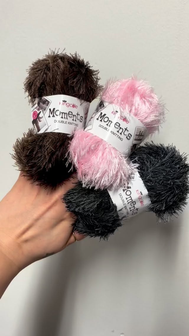 Uudet hapsulangan värit ❤️?
King Cole Moments on aika kiva erilainen lanka joka tunnetaan myös siililapasten tai sukkien karvalankana ?
Tätä pehmeää pörrölankaa voit siis käyttää luovasti sellaisenaan tai toisen langan kaverina.
#hapsulanka
#pörrölanka
#karvalanka
#siililapaset
#kingcolemoments
#langatlappeenranta