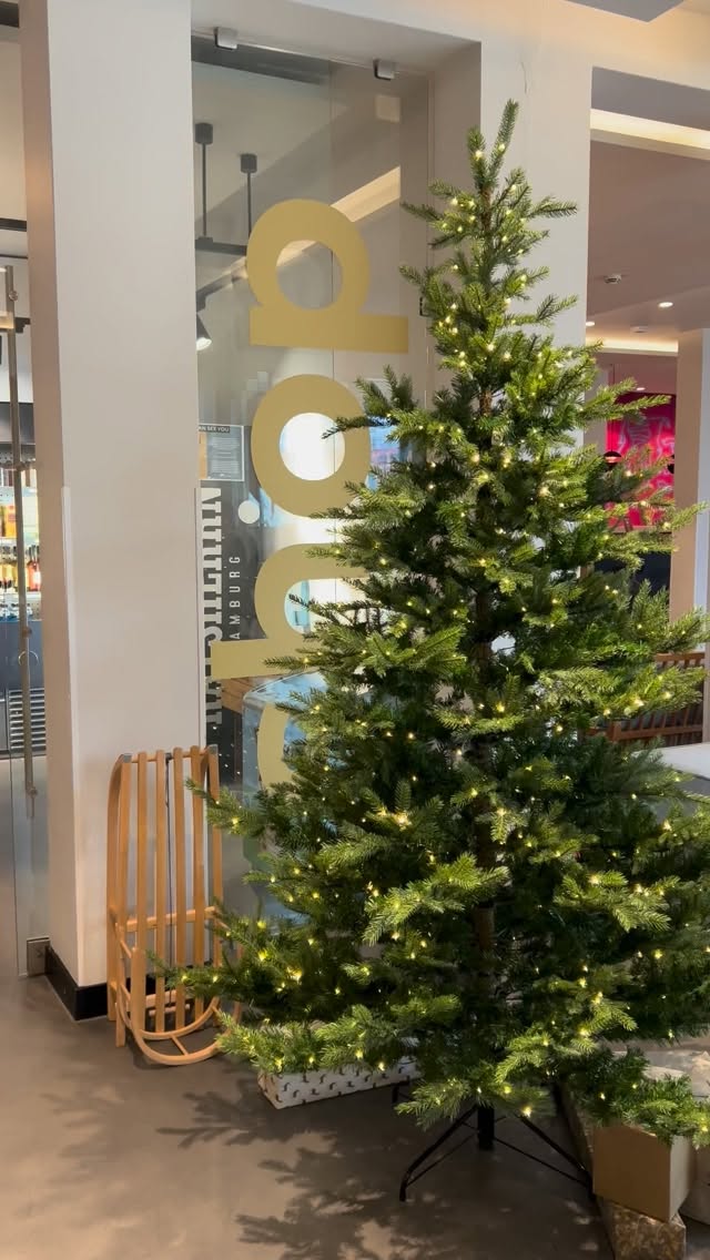Wir kommen so langsam in Weihnachtsstimmung und haben schonmal den Weihnachtsbaum in der Lobby geschmückt! ??
Bei uns gibt’s aber nicht nur weihnachtliche Stimmung, sondern auch unsere ALMHÜTTE, mit leckerem Punsch, Glühwein und Snacks. Also ein ganz eigener Weihnachtsmarkt direkt vor der Tür. ??
Bucht jetzt eure Weihnachtsauszeit im sylc. und genießt die Feiertage in Hamburg! ✨
HAMBURG
WEIHNACHTEN