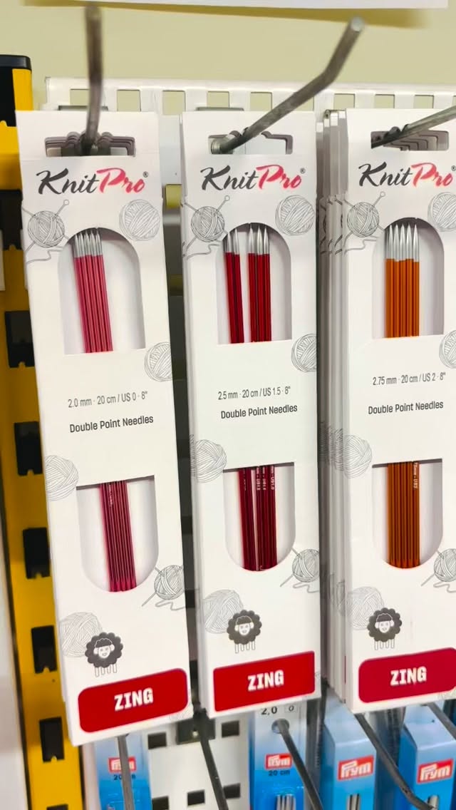 Hei jee, Zing sukkapuikoista löytyy nyt välikoot 2,75, 3,25 ja 3.75mm.
Kevyet alumiiniset puikot ovat sileät ja mukavat käyttää. Jokaisella koolla on oma korea metallinhohtoinen värinsä ja kärjet on kaikissa kiiltävän hopeiset.
Näissä ei ole muute sitä nikkeliäkään
#sukkapuikot
#zingpuikot
#alumiinipuikot
#karjalankangasjaompelukone