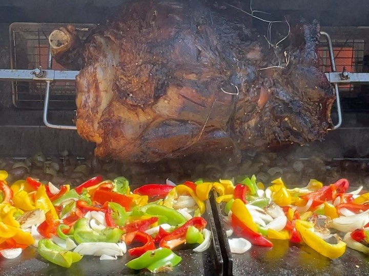 Voici une cuisse de bœuf en pleine cuisson pesant pas moins de 60kg ?. ⚠️ La cuisson doit être paramétrée pour ne pas rendre des morceaux trop « secs » car le bœuf se mange généralement tendre ⚠️.