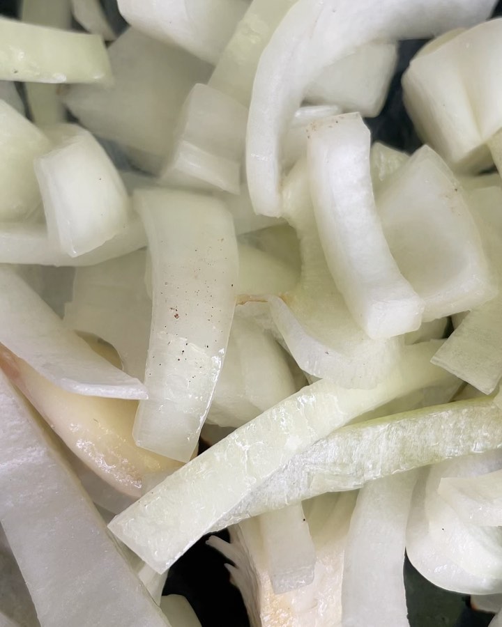 Une prestation autour d’un cochon de lait de 23kg accompagné de pommes de terres nouvelles, de poivrons, oignons et divers épices.
Cette prestation pour nos convives de St Julie (01) a été réalisée pour un anniversaire. ?