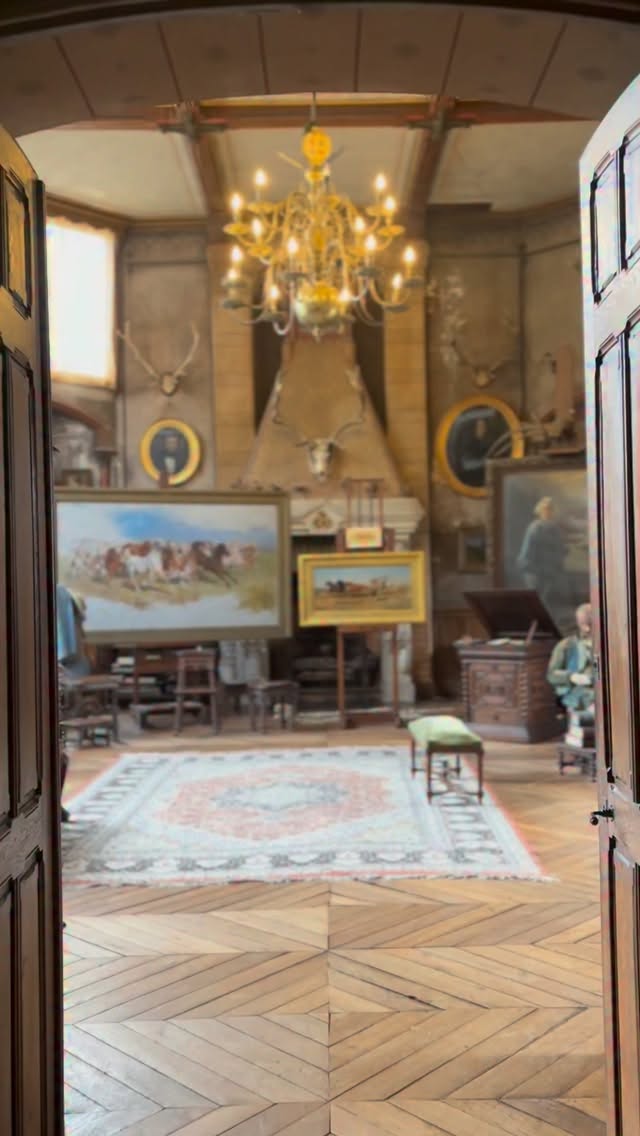 L’atelier de Rosa Bonheur, un lieu unique où l’âme de Rosa est présente dans chaque objet.
Pas besoin de reconstitution, tout ce qui appartenait à Rosa est encore là.
Les visites guidées nous plongent dans l’histoire de cette artiste, la plus grande peintre animalière du XIXe siècle.
Un moment hors du temps, dans un lieu unique.
#rosabonheur #chateaurosabonheur #museerosabonheur #atelier #authentique