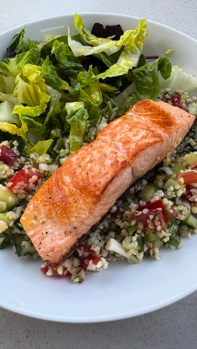 This is my go to salad when it’s hot. Bulgur wheat salad with finely diced tomatoes, cucumbers and spring onions. Mixed with finely chopped mint and flat leaf parsley, fresh lemon juice, olive oil and seasoning. Very similar to a tabbouleh but less herby, and equally delicious. Great with a BBQ but also lovely with pan fried salmon fillets, green salad and homemade vinaigrette. Served with a nice chilled rose. Happy BH weekend!
Btw first reel in a while and need some tips from @veggiefoodjoe who is a master at salad reels!
@britishtomatoes
#summersalads #salads #bulgur