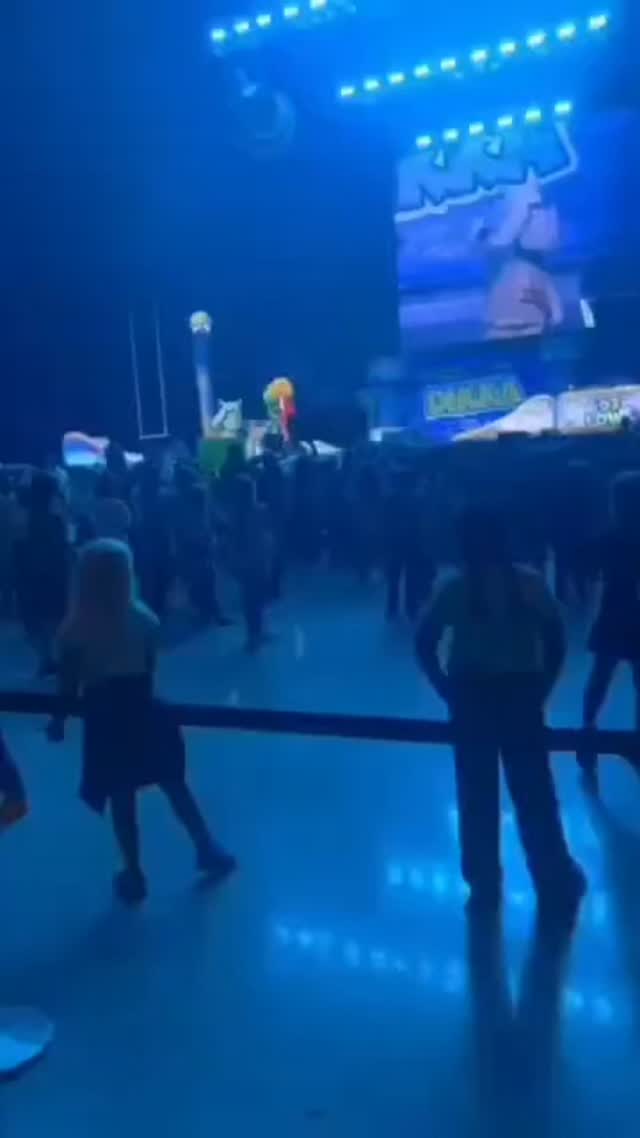 Danke für diese Worte @hallo.dikka Für die Kids ist ein Traum in Erfüllung gegangen.
Danke an @hallo.dikka für die Einladung der Rap-AG und für den Live Support auf der Bühne. Du bist toll und die Kinder waren mega glücklich, dass du sie zu deinem Konzert eingeladen hast und dann noch deine Worte. Einfach toll. Danke für alles und liebe Grüße von den Rap-Kids 😉