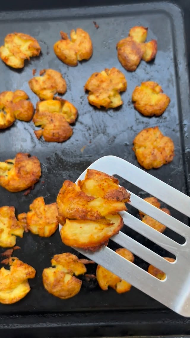 Who doesn’t lovely a crispy spud?! and these smashed potatoes are so easy to make! I bought miniature new potatoes from @waitrose_westburypark and steamed them until just cooked. Let them cool and dry then dropped them into a bowl and tossed with paprika, garlic salt and extra virgin olive oil. Poured them onto a baking tray, squashed with a glass and then popped into a hot oven for 25/30 minutes until crispy. No turning required!
#smashedpotatoes #potatorecipes #easyrecipes