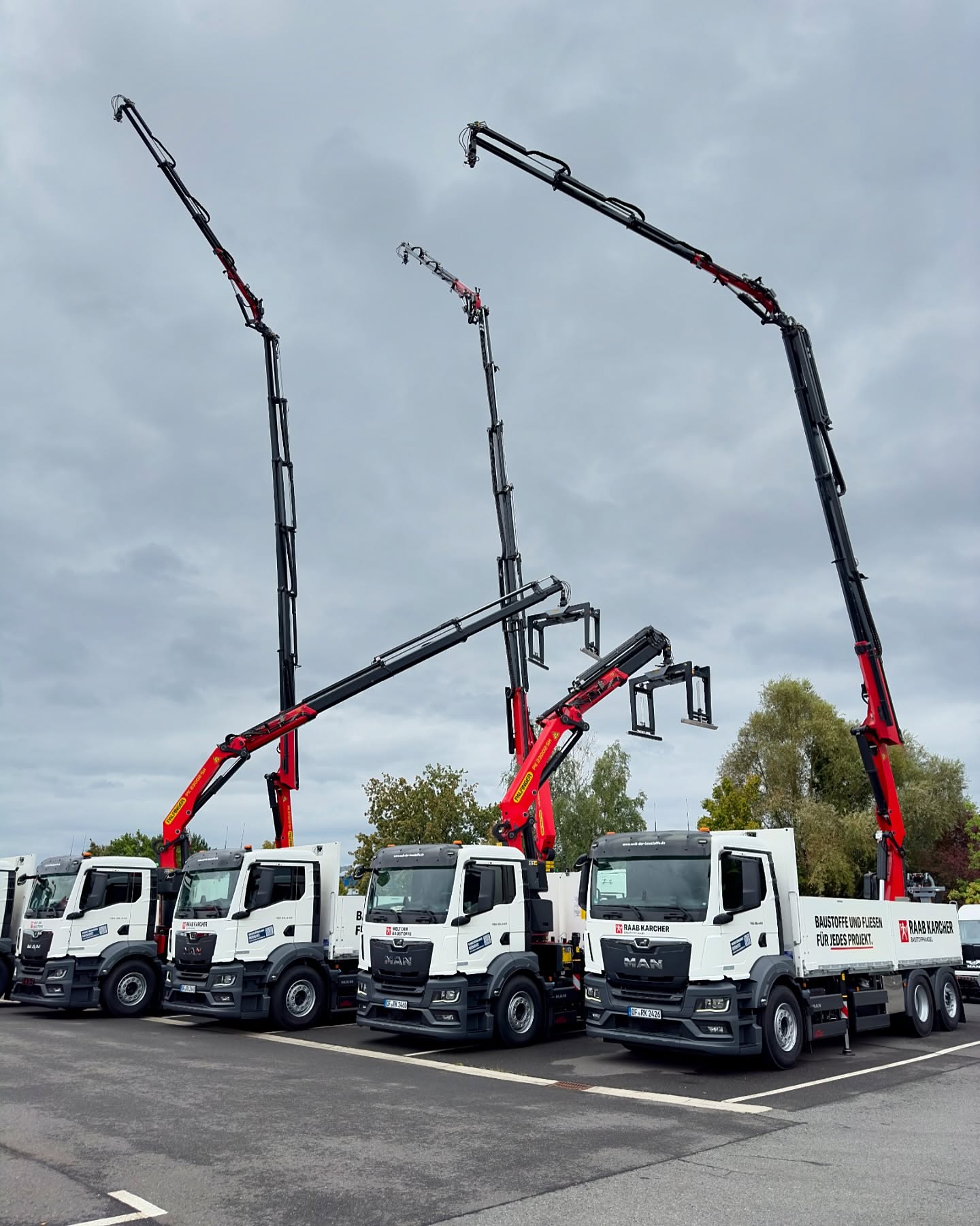 ???????????? ?? ?????????? ???????????????
In den letzten Wochen unterstützen wir unseren Partner, PALFINGER Deutschland bei der Übergabe und Einweisungen von Neugeräten im gesamten Bundesgebiet, für die Stark Deutschland Gruppe.??
Einweisungen mit dem Fokus auf der praktischen Anwendung der modernen Maschinen, setzt bereits von Beginn an den ersten Impuls für einen effizienten Ladekranbetrieb in den Unternehmen! ✅
#ladekran #ladekrane #ladekrantraining #ladekranuntermain #palfinger #palfingercranes #palfingerag #raabkarcher #starkdeutschland #baustoffhandel #weltderbaustoffe #kinshofer
@palfingerag @weltderbaustoffe @kinshofer @raabkarcher