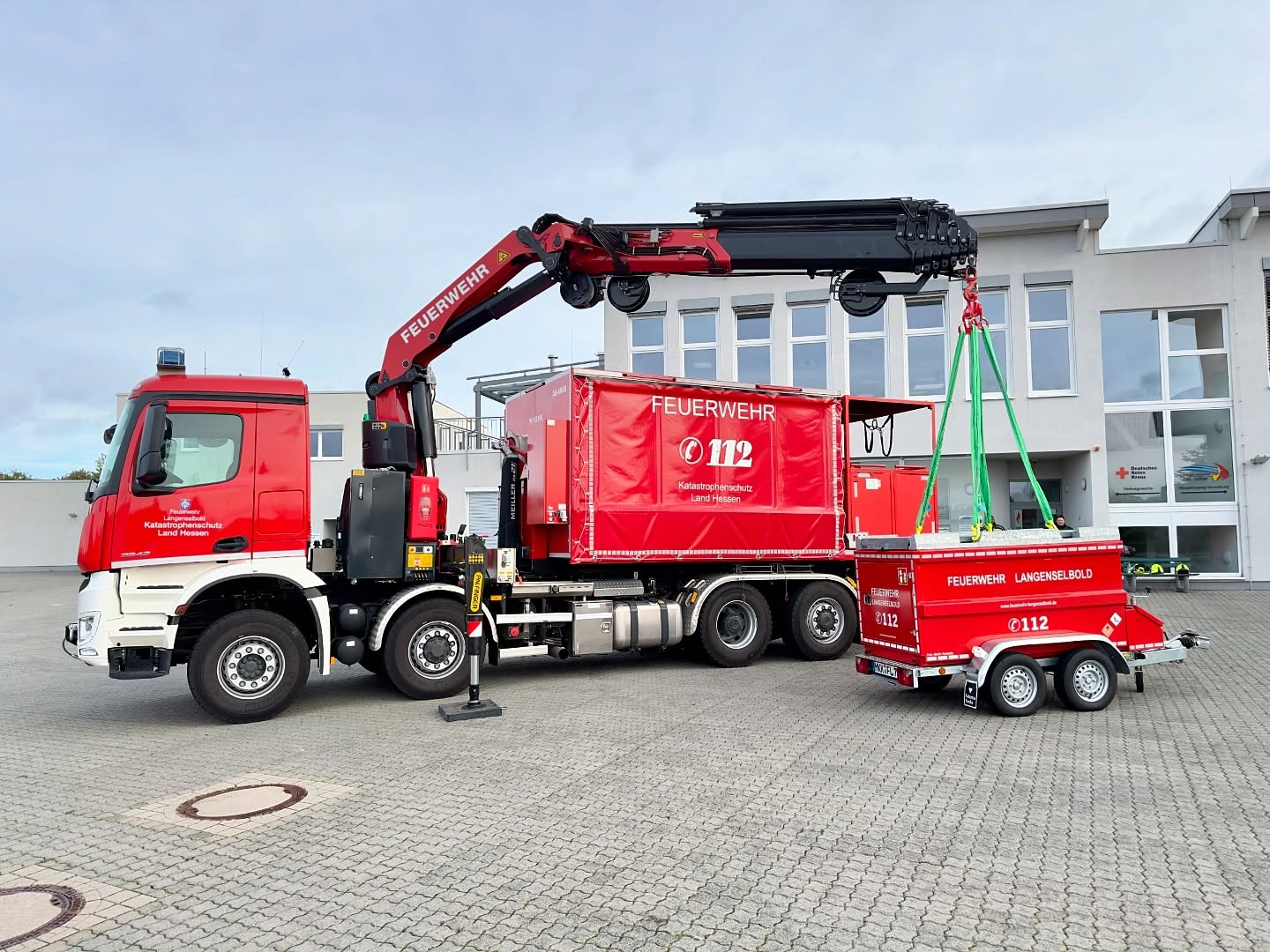 ?????? | ???????????????? | ????????? ?????????????
Im März diesen Jahres verlosten wir eine Ladekranschulung an Einheiten aus Brand- und Katastrophenschutz, für den guten Zweck! ??
Die Feuerwehr Langenselbold wurde bei der Auslosung als Gewinner gezogen und erhielt am vergangenen Wochenende ihren Gewinn, eine Ladekranschulung für 6 Personen in Form einer Spende!
Das WLF-K 32 mit einem PALFINGER PK 34002 SH-G des hessischen Katastrophenschutzes ist ein Fahrzeug, das uns mittlerweile sehr vertraut ist, da wir schon mehrfach mit diesen Fahrzeugen im Rahmen unseres Kundenstammes zu tun hatten. ??️
Mit den Teilnehmern wurden alle Rüstzustände des PALFINGER Ladekranes erarbeitet und aktiv in Anwendung gebracht. Die Umfangreiche Ausstattung an Anschlag- und Lastaufnahmemitteln wurde intensiv mit in die Kranarbeit eingebunden so dass die Teilnehmer hier jede Menge zu tun hatten. ?
Die ausdehnte PALFINGER Fachkunde mit versuchen aus dem „Ladekranlabor“ verhalf wieder zu vielen Erkenntnissen aus der Anwendung der Krantechnik.
Diese Erkenntnisse sind enorm wichtig um die Geräte auch unter realen Einsatzbedingungen mit maximaler Effizienz in den Einsatz bringen zu können! ✅
Vielen herzlichen Dank an die @feuerwehrlgs für die außerordentlich gute Verpflegung und die Gastfreundschaft! ??
#feuerwehr #langenselbold #feuerwehrlgs #ladekranuntermain #ladekrantraining #ladekran #feuerwehrladekran #feuerwehrkran #katastrophenschutz #katshessen #landhessen #hessen #badhomburg #pfungstadt #idstein #marburg #badhersfeld #feuerwehr #palfinger #palfingercrane #palfingerag #palfingerfeuerwehr #kevinlugert @palfingerag