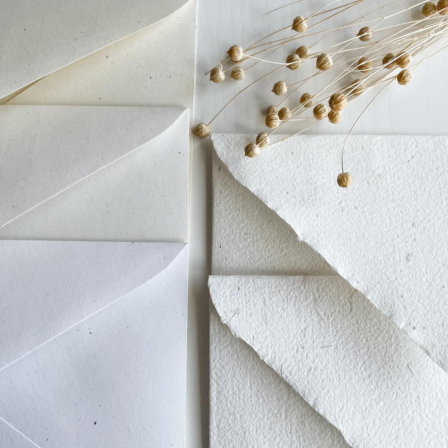 Si buscas un sobre con un acabado de lo más natural ? te recomendamos la gama FIBRAS ? Casa sobre es diferente al tener partículas en su composición 
#sobres #bodas #invitacionesdeboda #sobresnaturales #sobrespersonalizados #papeleria