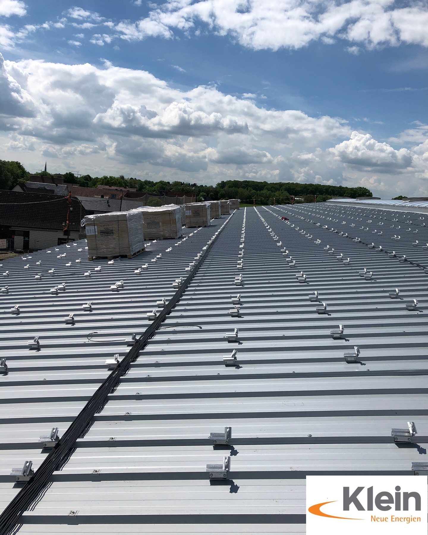 ☀️Vorbereitungen für das Montieren der PV-Module. Hier wurde bereits die gesamte Unterkonstruktion gesetzt und die String-Kabel verlegt. ☀️
#workinprogress #pv #photovoltaik #photovoltaic #photovoltaikanlagen #photovoltaikanlage #unterkonstruktion #strings #module #sunpower #sunenergy #sonnenenergie #sonnenpower #worktime #work #handwerk #elektriker #elektrik #strom #energy #energie #energiewende #installation #neuanlage #grünerstrom #deutschlandweit #deutschland #nrw #owl #stromerzeuger