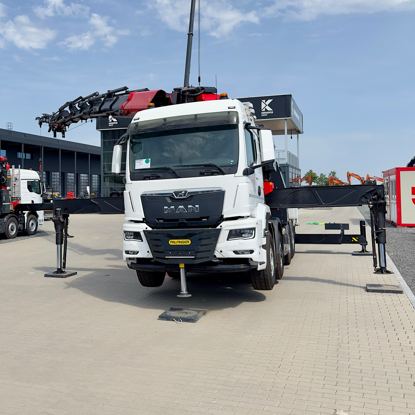 ???????????????????????? – ???????? ?????????? ??? ?????????, ???? ?? ??????????????.
In meinen spezialisierten Standsicherheitstrainings steht die sichere und effiziente Kranbedienung im Fokus. Dabei lege ich besonderen Wert auf die Standsicherheit Ihres Fahrzeugs, überwacht durch modernste Systeme wie das PALFINGER HPSC, welches mit hochpräzisen Zusatzmodulen arbeitet. Die Maschinenrichtlinie EN12999 fordert eine Überwachung der standsicheren Aufstellung – und genau hier setze ich an! ??
Während des Kranbetriebs verlagert sich der Gesamtschwerpunkt dynamisch innerhalb der Kippkanten. Das HPSC-System von PALFINGER überwacht diesen durch intelligente, physikalisch fundierte Algorithmen und gewährleistet maximale Sicherheit.
Ihre Effizienz als Bediener spielt dabei aber eine entscheidende Rolle um die volle Kranperformance weiter auszuschöpfen! Durch geschickte Anpassung der Krangeometrie, die Nutzung des erhöhten Standmoments und die Verarbeitung weiterer Fahrzeugparameter unterstützen Sie das System, in einer weiter optimierte Kranleistung.
Mein Standsicherheitstraining ist auf Ihr spezifisches Fahrzeugkonzept, den PALFINGER Ladekran und den Wissensstand Ihrer Bediener zugeschnitten. ?
Das Ergebnis: eine spürbar effizientere und sicherere Kranbedienung durch technisches Verständnis und den präzisen Einsatz von Systemen zur Überwachung der Standsicherheit! ✅
#ladekran #palfinger #hpsc #effizienz #standmoment #ladekranuntermain #krantraining #ladekrantraining #palfingercrane #palfingerag #palfingerladekrane #feuerwehrladekrantraining #feuerwehr #feuerwehrladekran @palfingerag