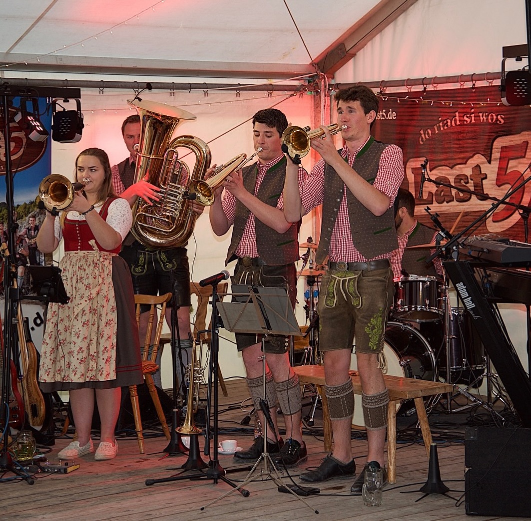 Beim musispuin des woaß i gwies, vergiss i glatt wos Arbeit is ✌?
.
#last5 #doriadsiwos #hochzeit #boarisch #blechmusi #hochzeitsmusik #bierzelt #wein #bier #musispuin