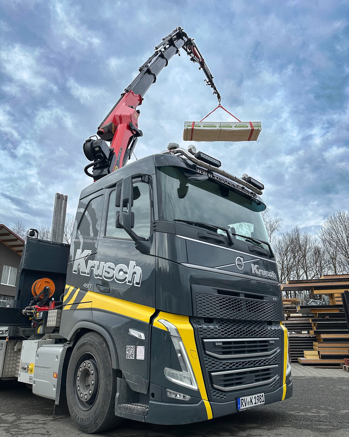 Effizienz trifft Präzision – Ladekrantraining bei KRUSCH Holzbau in Bad Wurzach!
Ein intensives 2-tägiges Ladekrantraining mit nur zwei Teilnehmern – perfekt zugeschnitten auf die Anforderungen im Zimmererhandwerk! ?️✨
Gemeinsam mit @krusch.holzbau in Bad Wurzach habe ich die optimale Nutzung des PALFINGER PK 37.002 TEC7 trainiert:
✅ Maximale Hubkraft durch angepasste Armgeometrie
✅ Effiziente Handhabung der Steuerungssysteme
✅ Sicheres & präzises Arbeiten in verschiedenen Schwenkbereichen
Besonderes Highlight: Dank des durchdachten Aufbaukonzepts von @kurz_fahrzeugtechnik kann der Ladekran emissionsfrei mit Starkstrom betrieben werden! ⚡?
? Ergebnis: Mehr Effizienz, Sicherheit und optimierte Abläufe für den Arbeitsalltag!
#LadekranTraining #EffizienzSteigern #Holzbau #PK37002TEC7 #Krantechnik #LadekranUntermain #palfinger #palfingercrane #ladekrantraining #palfingercrane @palfingerag #kruschholzbau #krusch #kurzfahrzeugtechnikgmbh