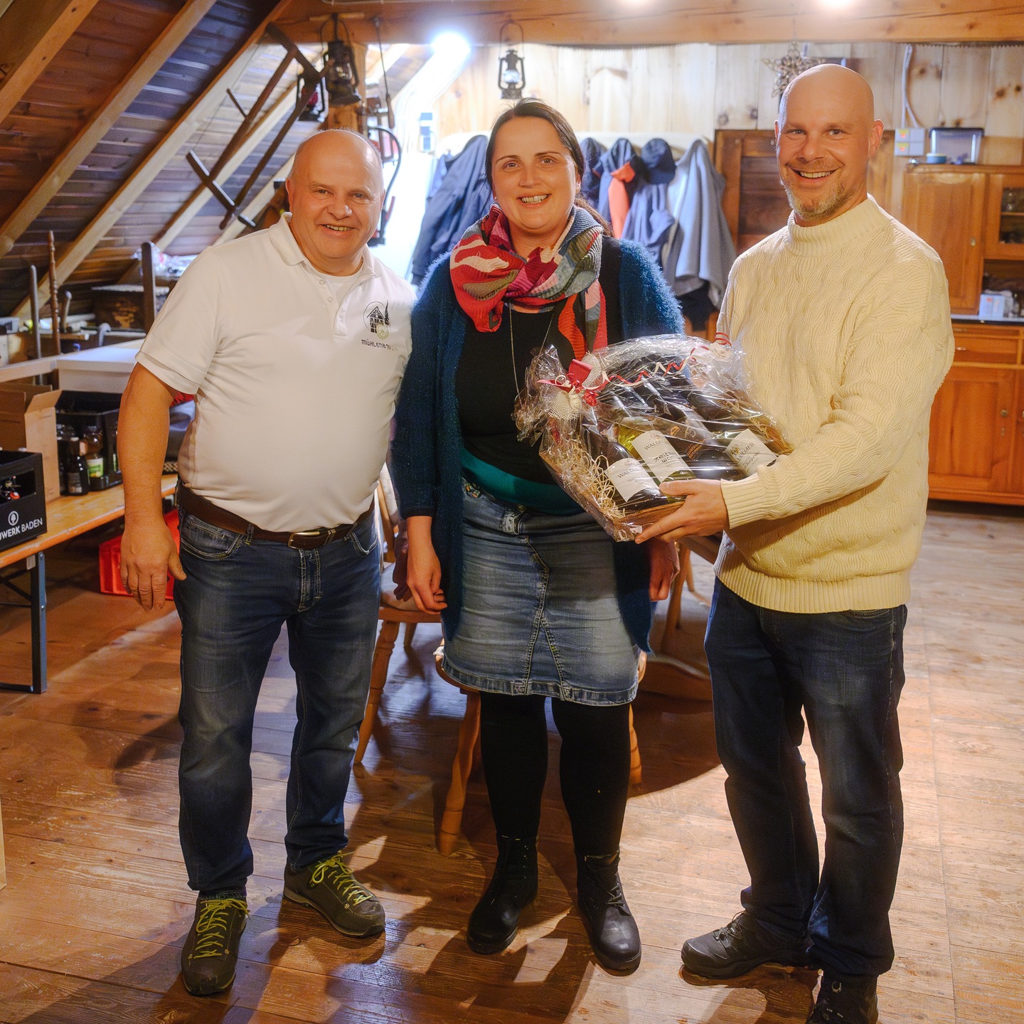 Gestern Abend wurde ich nach Ottenhöfen im Schwarzwald eingeladen, wo mir Tourismusleiterin Melanie Steinlein gemeinsam mit dem stellvertretenden Bürgermeister und Vorsitzenden der Trachten- und Volkstanzgruppe Udo Kimmig ein Weinpräsent für mein Engagement für den Ort im zurückliegenden Jahr überreichten ??Anschließend wurde bei einem üppigen Essen und netten Gesprächen zünftig gefeiert ??
Ottenhöfen ist für mich ein besonderer Ort in meinem Leben geworden. Das liegt in erster Linie an den Menschen dort, die traditionsbewusst, bodenständig aber dennoch weltoffen, tolerant und hervorragend informiert sind, die fleißig und geschickt sind und es dennoch verstehen, das Leben in vollen Zügen zu genießen und die wie selbstverständlich füreinander einstehen und gemeinsam und völlig uneigennützig ihre Heimat entwickeln und voranbringen ??
#heimatliebe #besonderemenschen #kraftort