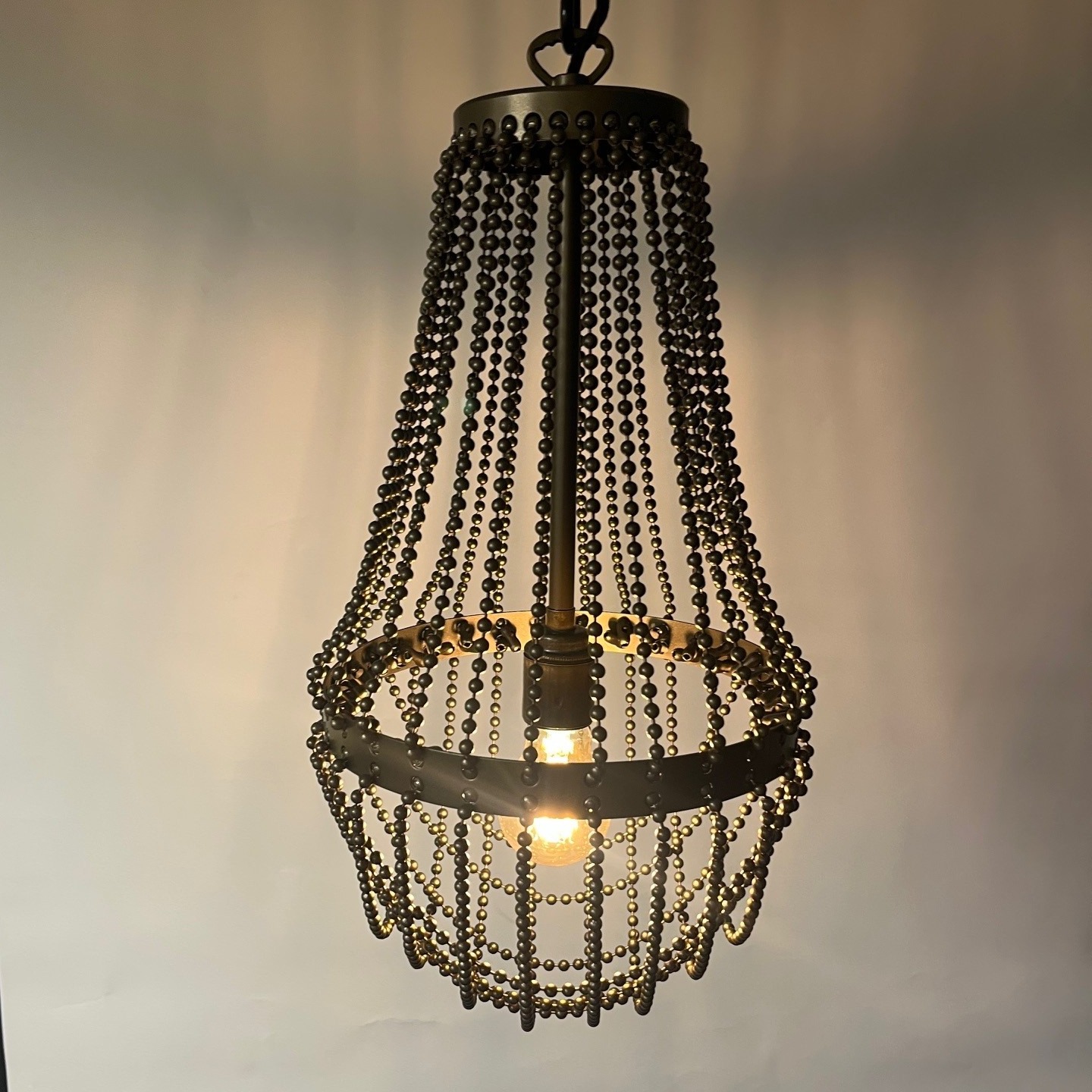 These ball chain pendants are simply beautiful; they have a very refined appearance that will look fantastic in any fine establishment. The shadows cast an appealing halo across the chain design to the ceiling above; we are so excited to see these pendants in their new home.
#lighting
#bespokelighting
#lightingmanufacturer
#publighting
#ukmanufacturing
#hotellighting
#leisurelighting
#interiordesign