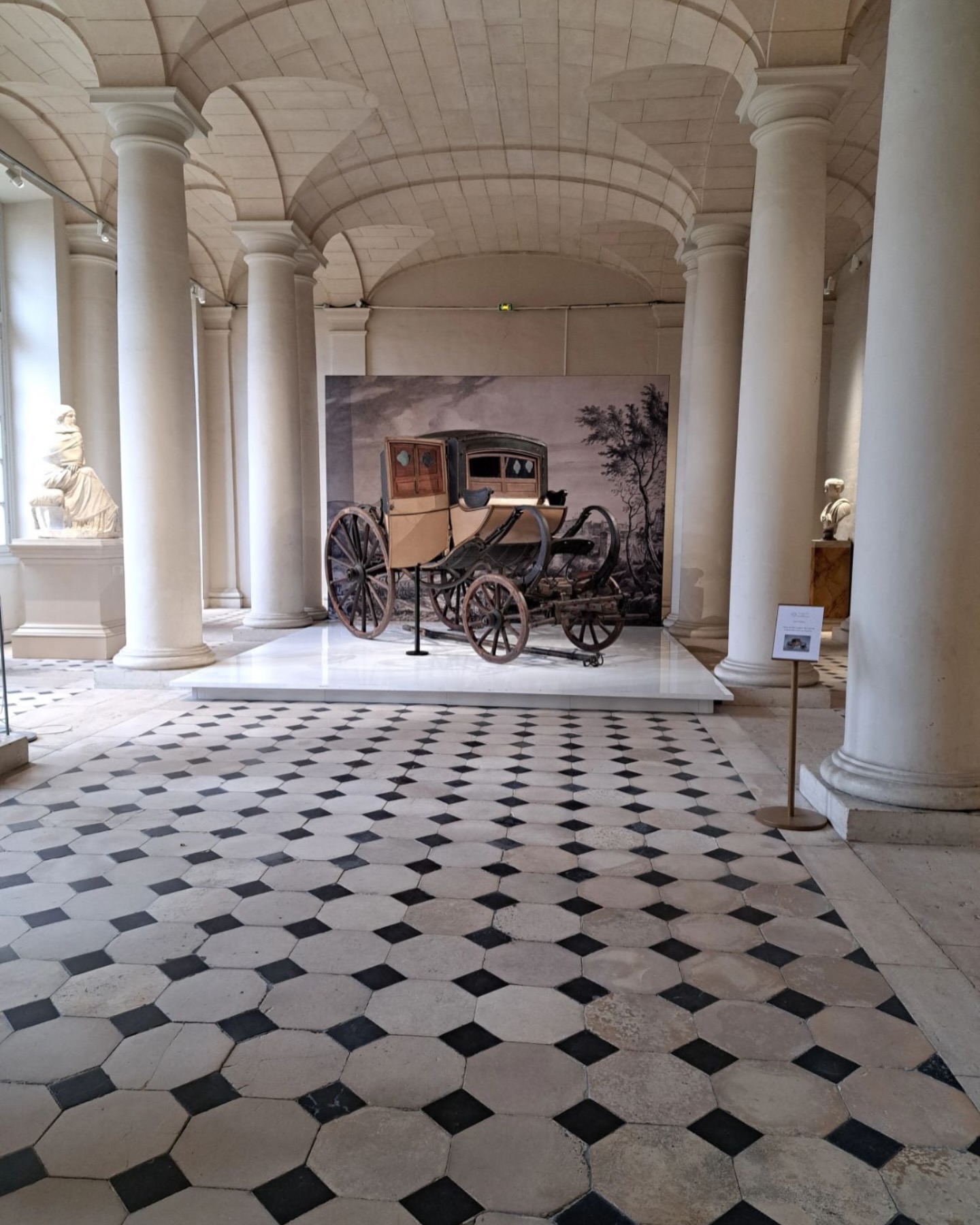 Musée Nationale de la Voiture, Château de Compiègne : La Bastardelle , rare voiture de voyage du début du XIX siècle. Coup de cœur Poursin du jour ?☺️, exposé jusqu’au 31 Mars 2025 dans la salle des Colonnes.