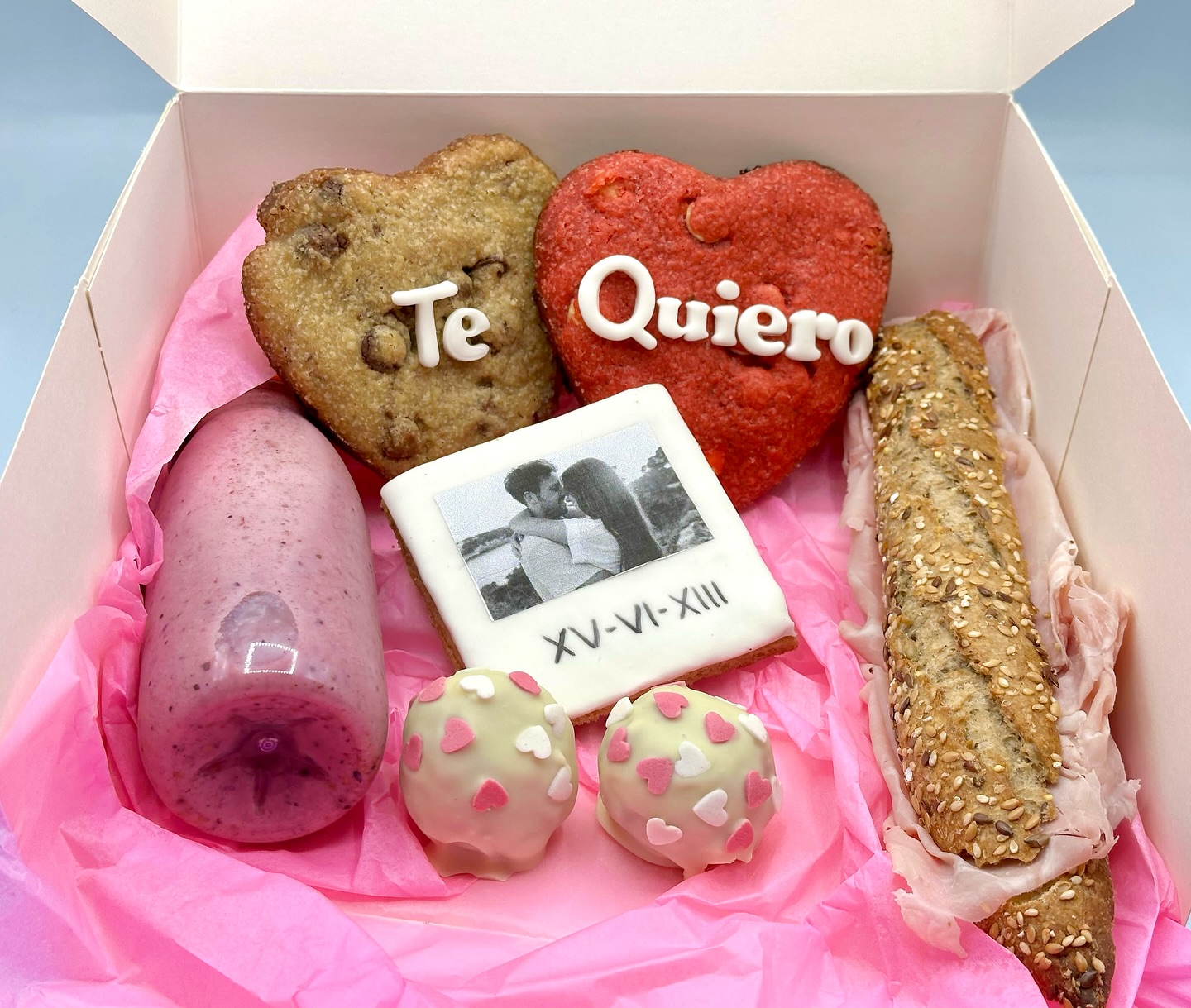 SAN VALENTIN ?
Sorprende a tu persona especial con una caja llena de detalles deliciosos y únicos. Incluye:
? 2 Cookies rellenas en forma de corazón
? Galleta de mantequilla con impresión comestible de tu foto favorita y frase personalizada
? Flauta salada
? 2 Cakepops
? Zumo casero
El regalo perfecto para decir “Te quiero” de la manera más dulce?
? Personalízala a tu gusto y haz tu pedido ya! Plazas limitadas!
#sanvalentin #cajasorpresa #desayuno #pasteleria #cajadesayuno #cookie #dulces #reposteria #cajadulce #enamorados #galleta #nutella #chocolate #gava #baixllobregat #castelldefels #barcelona