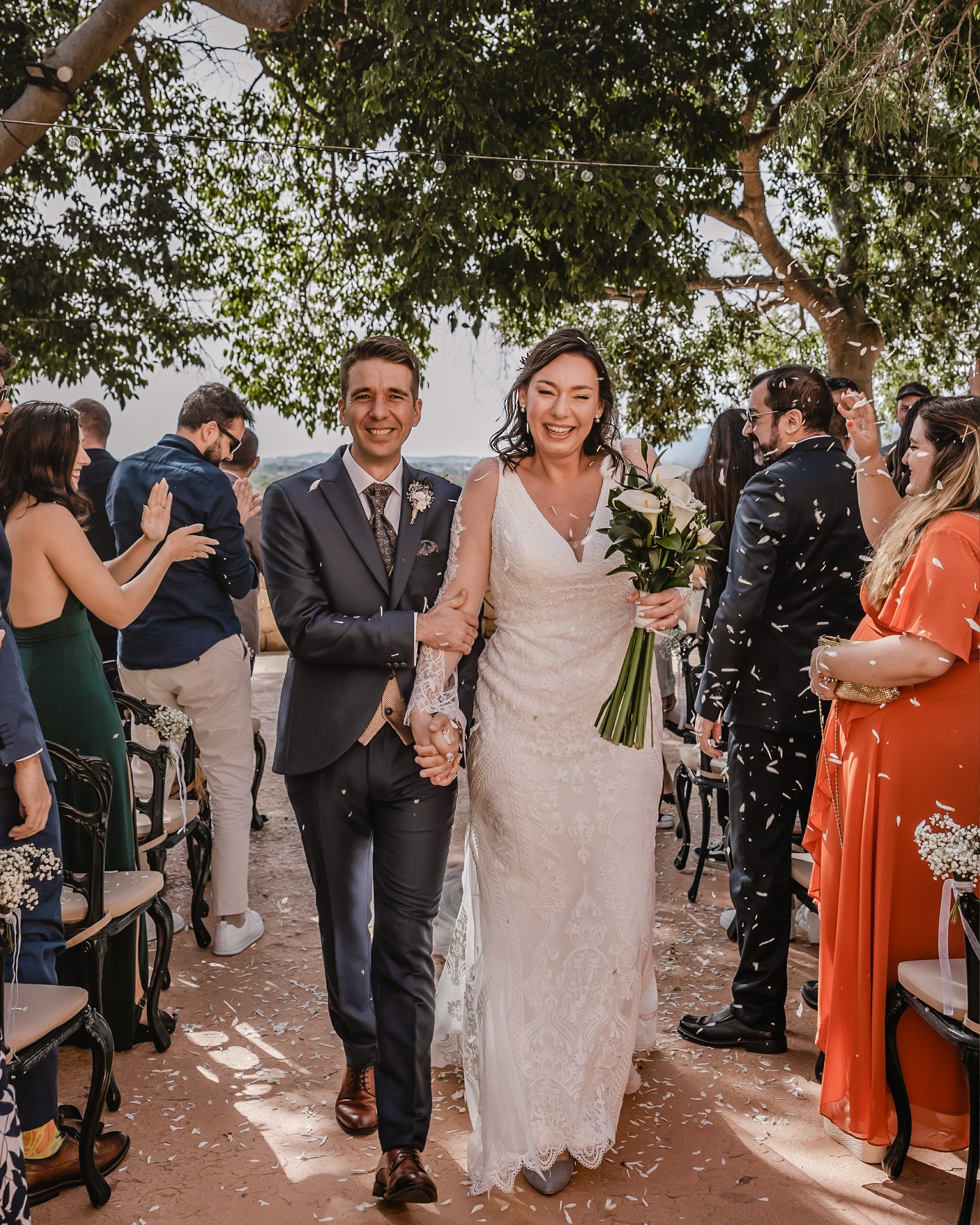 Celebra, ríe y disfruta ✨
Tu boda es para que aproveches cada minuto con tu pareja y los tuyos, rodéate de un gran equipo y solo tendrás una preocupación: ¡pasarlo en grande!
Foto: @priscalagunaphotographer
Finca y catering: @fincasontermes
Maquillaje y pelo: @xiscabauza
Ceremoniante: @ceremoniascarlosjofre
DJ y sonido: @tiadjs_liandolaparda
Traje: Jose Nolla
Vestido: @_y_comieron_perdices
? www.priscalagunaphotographer.com
#WeddingPhotographerMallorca #WeddingDay #MallorcaPhotographer #PriscaLagunaPhotographer #MajorcaPhotographer #FotografoBodaMallorca #SonTermes #MallorcaWeddingDestination