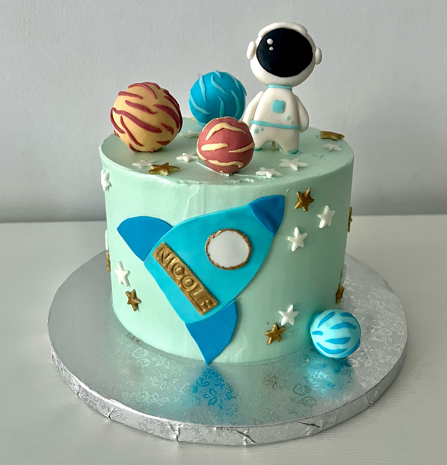 TARTA ASTRONAUTA ??✨
Este diseño espacial está listo para despegar y hacer feliz a Nicole en su día especial. ??? Con un astronauta explorador, planetas y una nave espacial, es ideal para celebrar tu cumpleaños galáctico!
¿Te gustaría una tarta temática para tu próximo evento? Escríbenos y te diseñamos algo que se adapte a tus necesidades✨?
#tarta #pastel #tartapersonalizada #astronaut #fondant #buttercream #astronauta #galactic #pasteleria #vainilla #chocolate #cumpleaños #barcelona #gava #baixllobregat #castelldefels