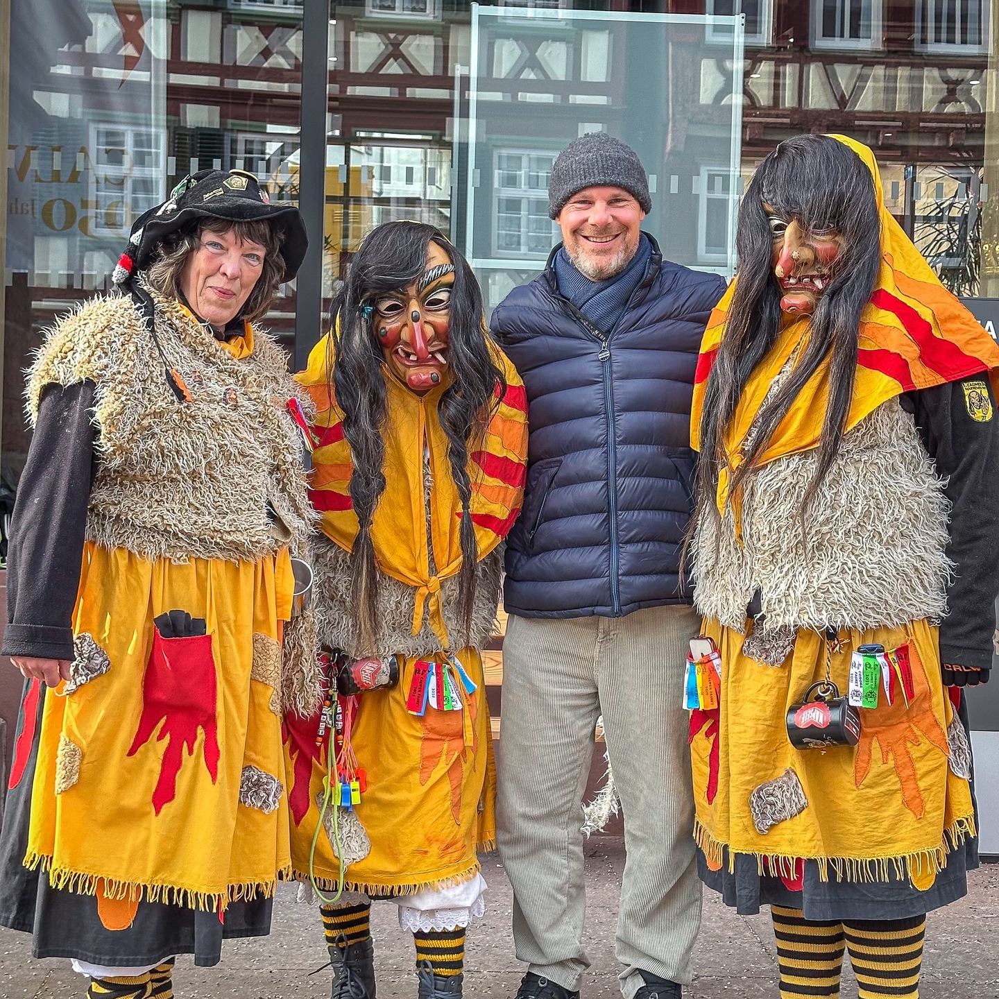 Heute auf dem Calwer Wochenmarkt begegneten mir die beeindruckenden Berghexen der 1.Calwer Narrenzunft 04 e.V. – bereit für die alljährliche Rathausschelte! ?? Natürlich durfte ich die Gelegenheit nicht verpassen und habe mit unseren wunderschönen Calwer Hexen ein kleines Foto geschossen ?✨
Dieses Jahr ist für unsere Narrenzunft ein ganz besonderes Jahr: Der Calwer Nachtumzug feiert sein 20-jähriges Jubiläum ? und reiht sich damit in die diesjährigen Jubiläen (950 Jahre Stadt Calw ? und 50 Jahre Calwer Stadtfest ?) ein. Hier einige Details zum Umzug:
Wichtig: Der Nachtumzug findet am 03.03. (Rosenmontag) statt – also merkt euch den Termin vor! ??
Start: Um 18.61 Uhr startet der Zug der bunten und schaurigen Hästräger ?♂️? durch die historische Fachwerkstadt.
Stimmung: Bei der schwäbisch-alemannischen Fasnet wird mit Guggenmusik für beste Laune gesorgt – Narren und Zuschauer feiern bis in die späten Abendstunden bei Musik, Show- und Brauchtumstänzen ???.
Ruf: Der Abend klingt mit dem traditionellen Ruf „Calweri Calwero“ aus ?.
Mehr Infos gibt’s unter: www.1-calwer-narrenzunft-04.de ?
Neben dem heutigen Schnappschuss habe ich auch einige Bilder aus den vergangenen Calwer Nachtumzügen angehängt – sie zeigen, wie einzigartig und mitreißend diese Atmosphäre ist ✨. Dieser Umzug ist wirklich einmalig in der Region! ?
Also, auf nach Calw – seid dabei und erlebt einen unvergesslichen Abend! ??