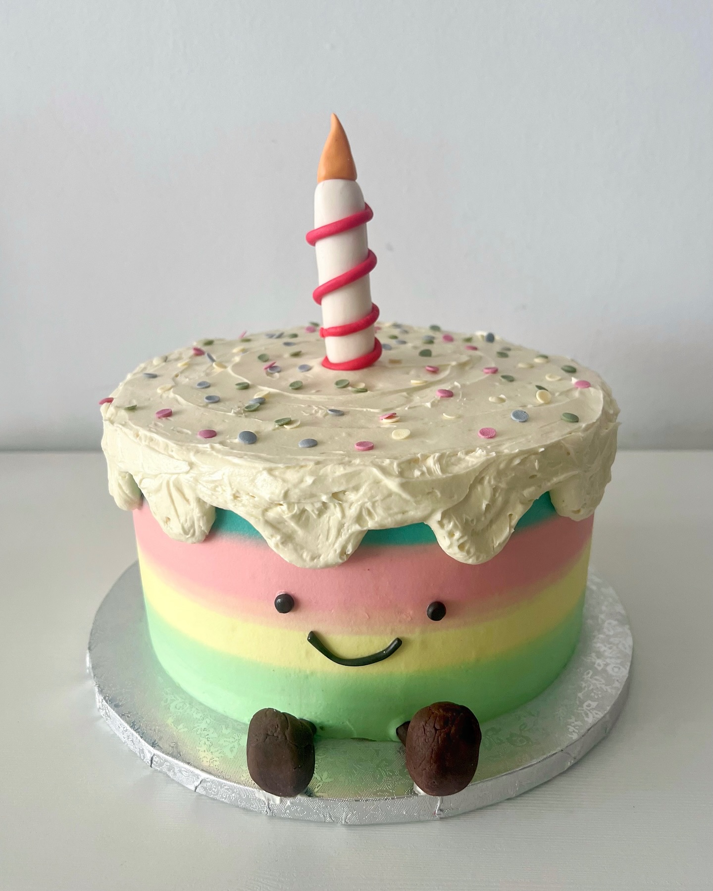 JELLYCAT BIRTHDAY CAKE?✨
Este adorable pastel inspirado en Jellycat es puro amor y dulzura. Con sus tonos pastel, una carita sonriente y detalles encantadores, es la combinación perfecta de ternura y sabor. ?? La vela, la crema esponjosa y los sprinkles hacen que sea el pastel soñado para cualquier celebración. Cada detalle está hecho con amor para convertir cualquier ocasión en un momento especial?
Quieres una tarta personalizada?
? DM para más info
#jellycat #cutecake #cake #tarta #pastel #birthdaycake #pastelcumpleaños #tartapersonalizada #fondant #buttercream #buttercreamcake #gava #castelldefels #barcelona #baixllobregat #pasteleria